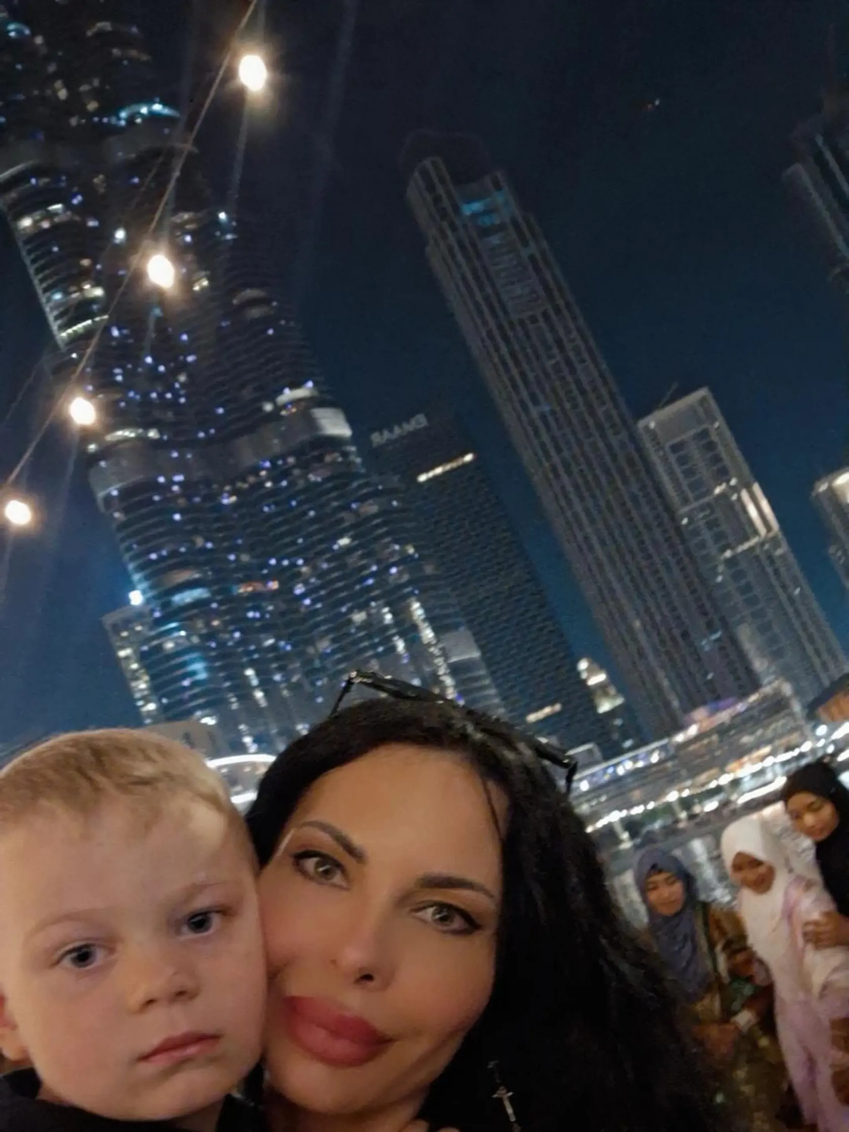 Sexi mamina Mirka Jakubisová sa pochválila fotkami z exotického Dubaja, kde odletela spolu so synom Markusom (3), dvomi dcérami z predchádzajúceho vzťahu, a spoločnosť im robil aj predseda parlamentu Kollár.
