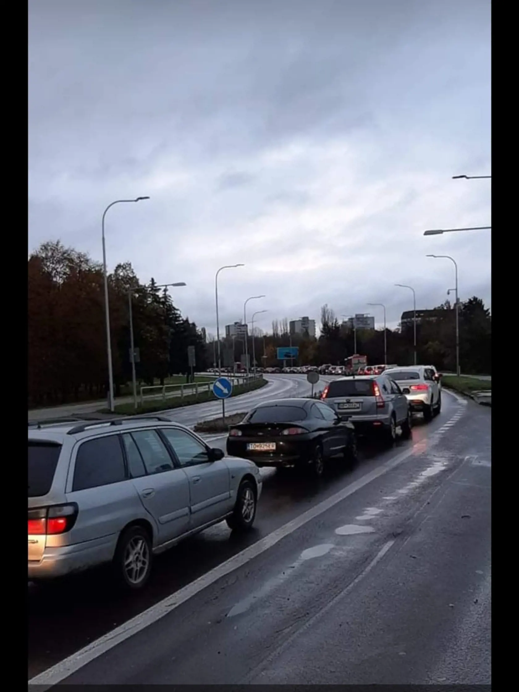 Na snímke ľudia čakajú na testovanie Covid-19. Takto to aktuálne vyzerá v rôznych regiónoch Slovenska.