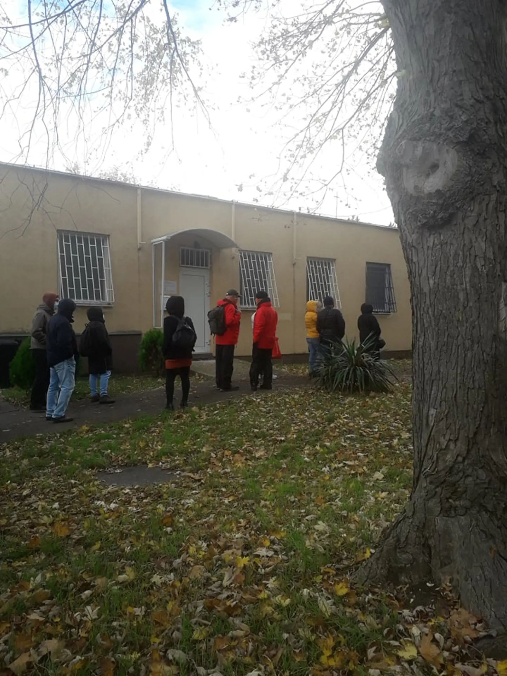 Na snímke ľudia čakajú na testovanie Covid-19. Takto to aktuálne vyzerá v rôznych regiónoch Slovenska.