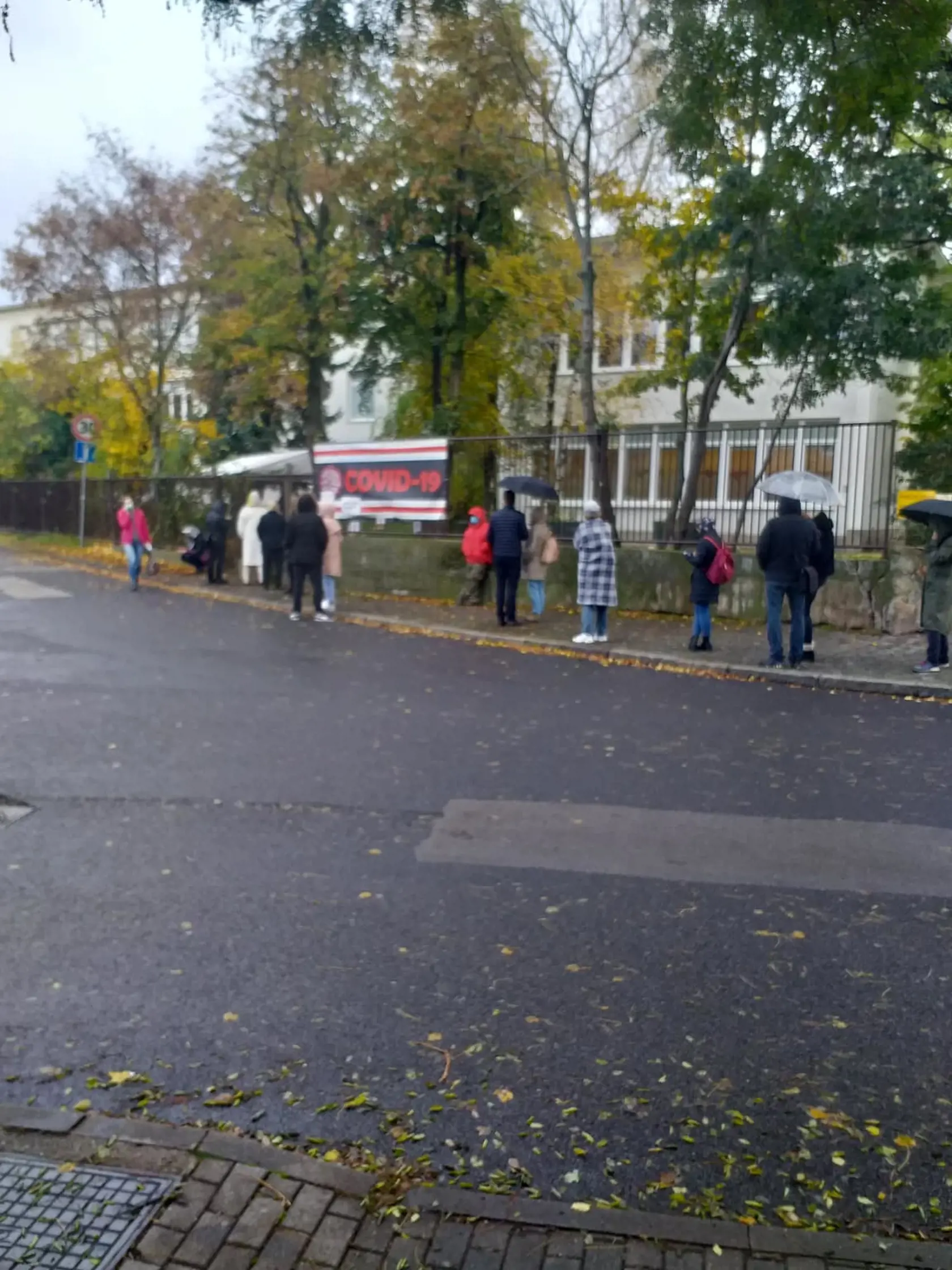 Na snímke ľudia čakajú na testovanie Covid-19. Takto to aktuálne vyzerá v rôznych regiónoch Slovenska.