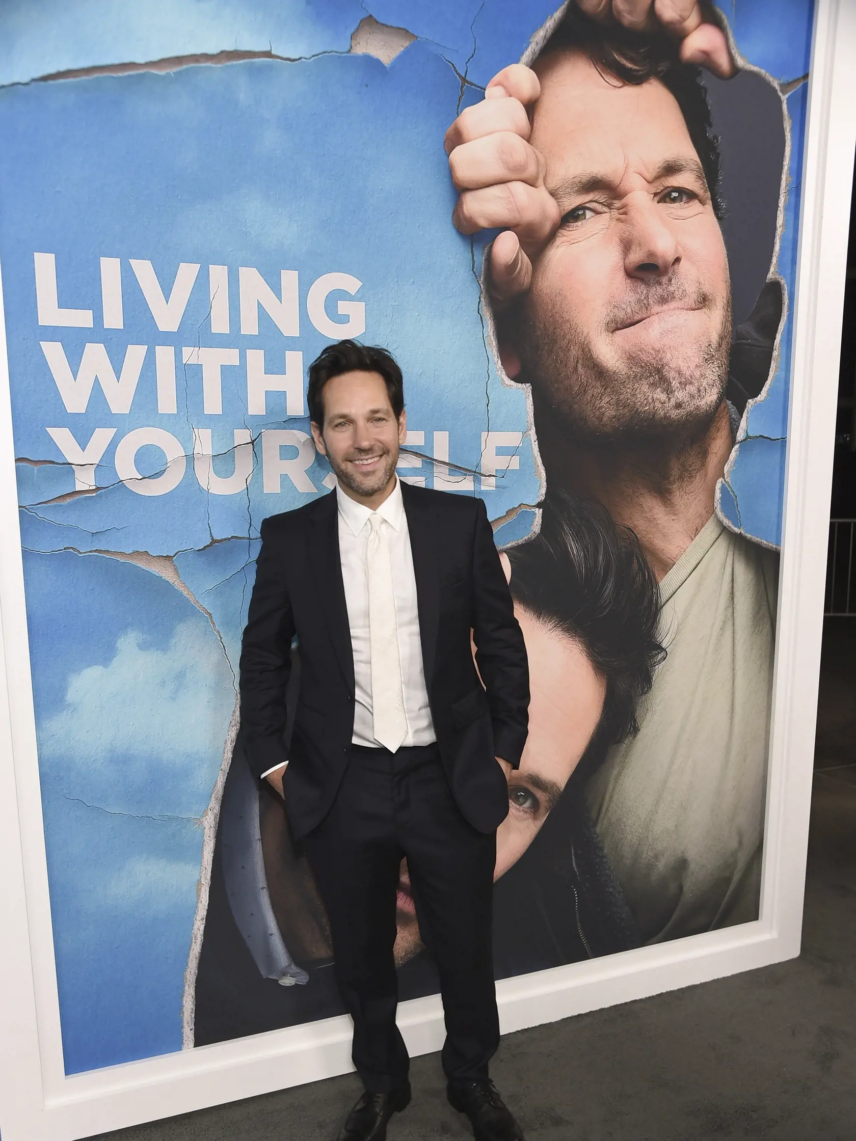 EBE 28 Los Angeles - Na snímke americký herec Paul Rudd (postava Milesa Elliota a jeho dvojníka) prichádza na premiéru komediálneho seriálu internetovej televíznej spoločnosti Netflix Living With Yourself v kalifornskom Los Angeles v noci na 17. októbra 2019. FOTO TASR/AP
Paul Rudd arrives at the Los Angeles premiere of "Living With Yourself" on Wednesday, Oct. 16, 2019, at ArcLight Hollywood. (Photo by Chris Pizzello/Invision/AP)