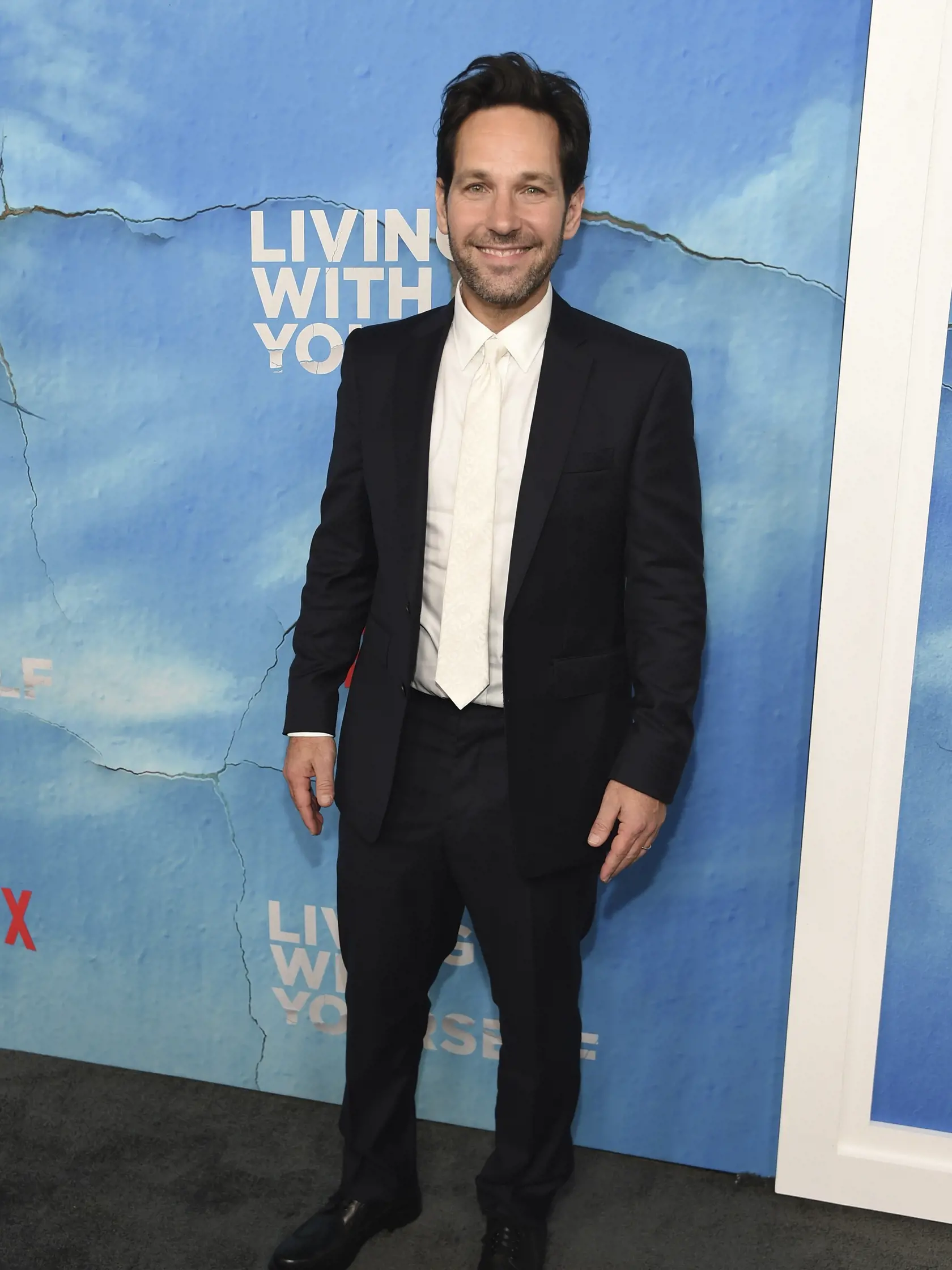 EBE 29 Los Angeles - Na snímke americký herec Paul Rudd (postava Milesa Elliota a jeho dvojníka) prichádza na premiéru komediálneho seriálu internetovej televíznej spoločnosti Netflix Living With Yourself v kalifornskom Los Angeles v noci na 17. októbra 2019. FOTO TASR/AP
Paul Rudd arrives at the Los Angeles premiere of "Living With Yourself" on Wednesday, Oct. 16, 2019, at ArcLight Hollywood. (Photo by Chris Pizzello/Invision/AP)