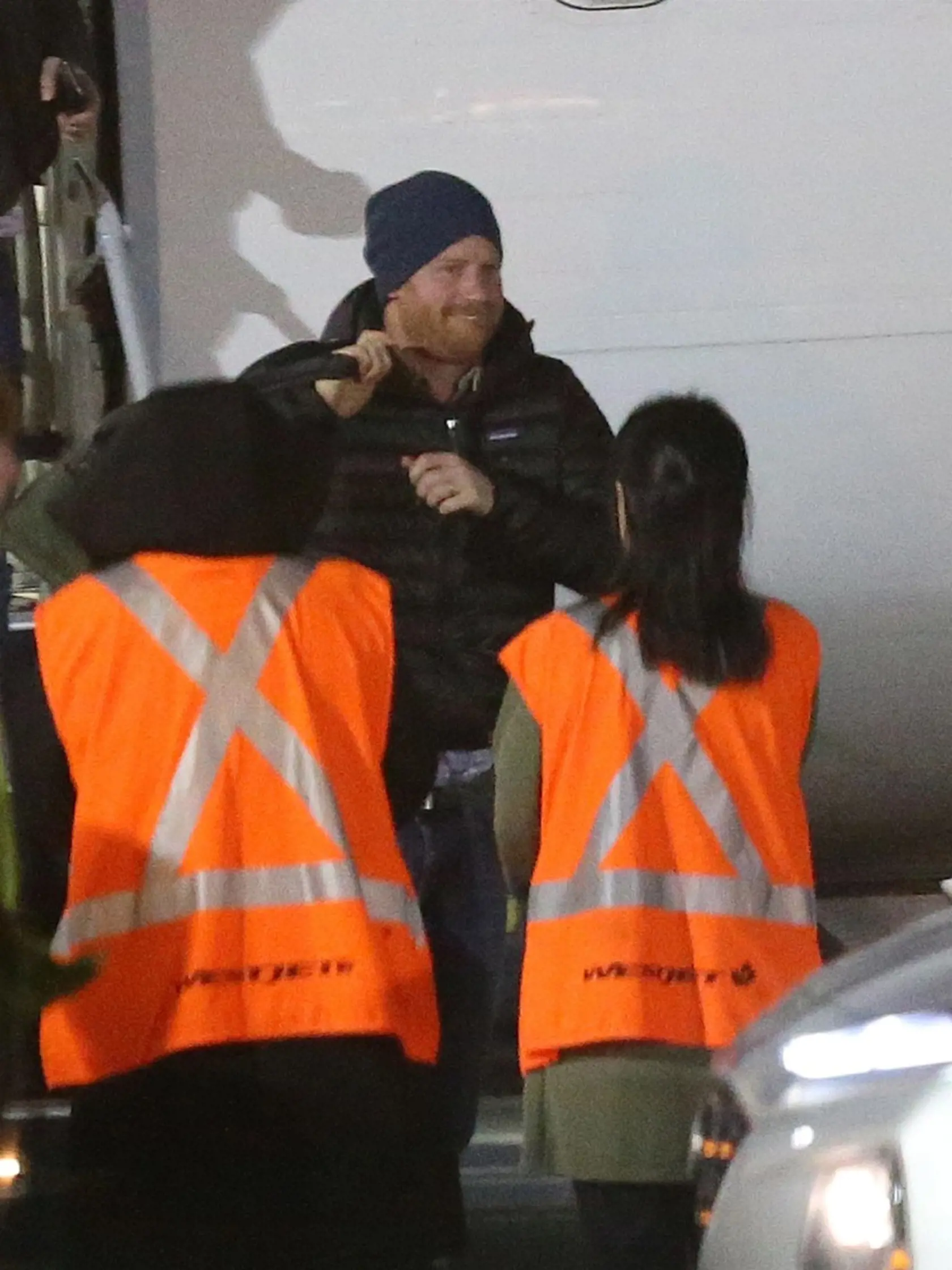 Vysmiaty princ Harry pricestoval za manželkou Meghan a synom Archiem.