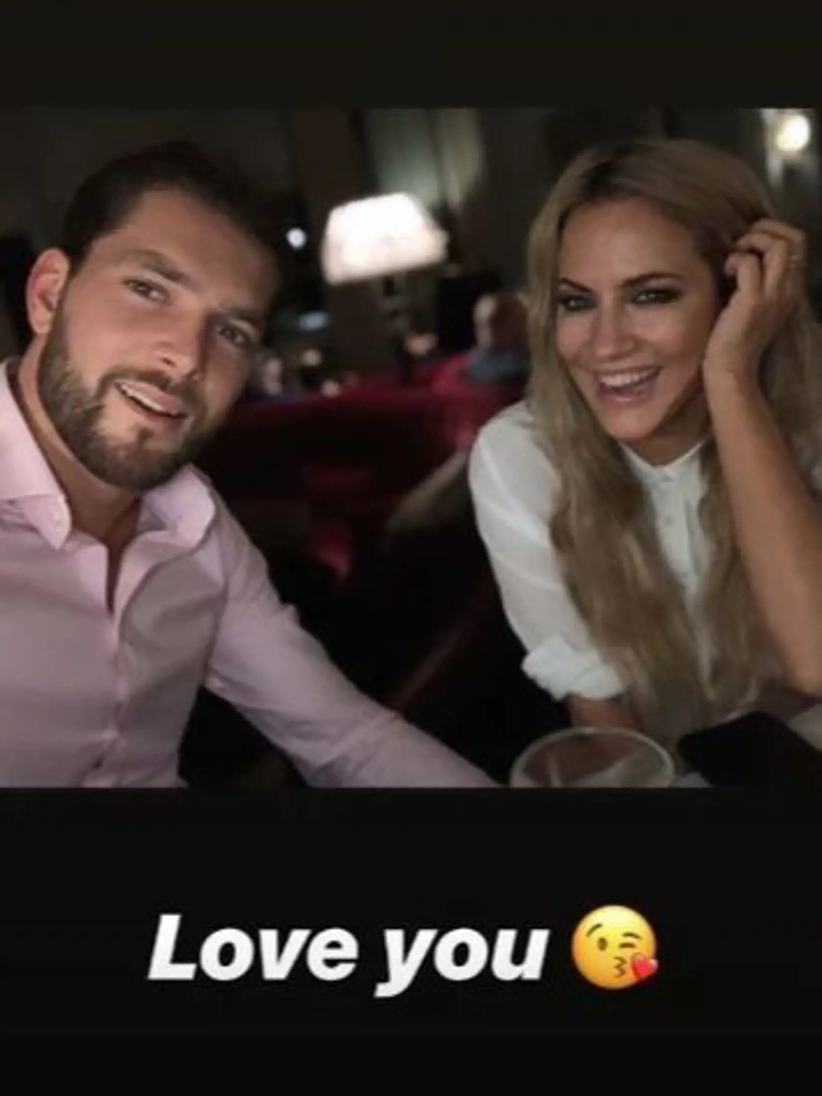 Caroline s priateľom Lewisom na valentínskej fotografii, ktorú na sociálnych sieťach zverejnili len deň pred moderátorkinou samovraždou.