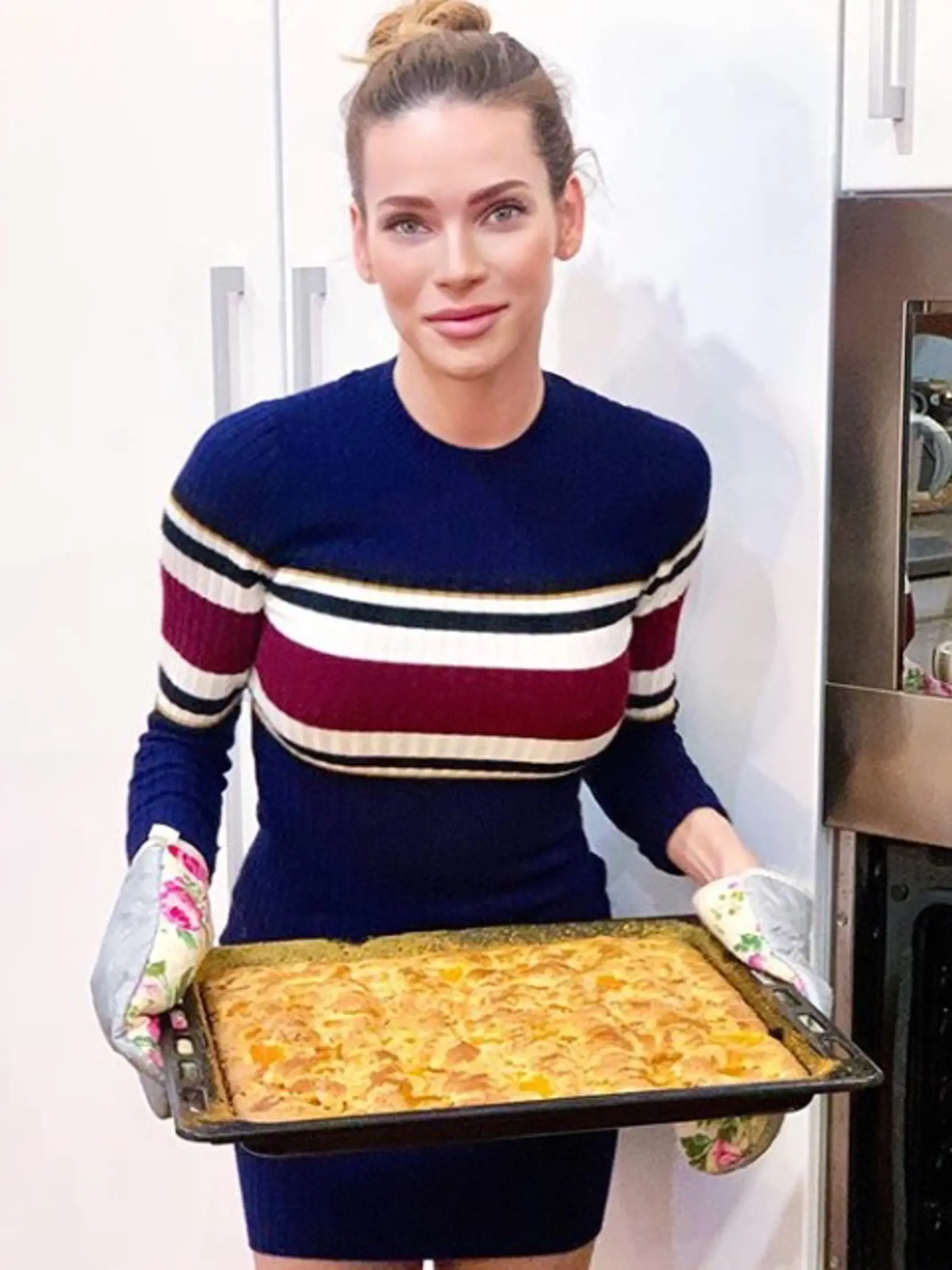 Pôvabná slovenská modelka Andrea Verešová žije s rodinkou v dome pri Plzni a  keďže sú všetci doma, varí trikrát denne. Vytiahla aj recept od starej mamy na  ovocnú bublaninu.