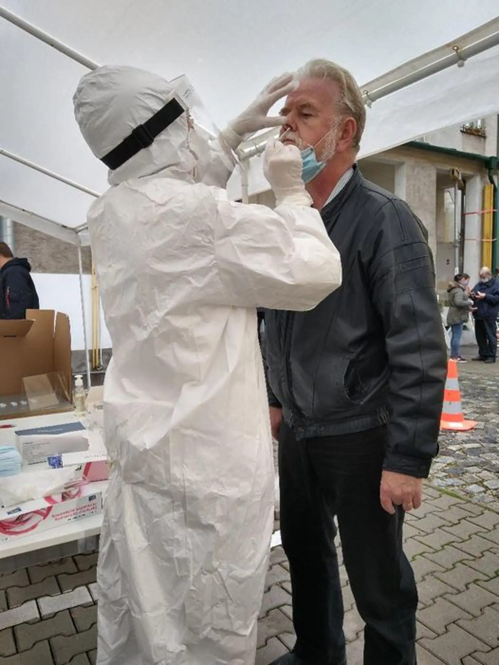 Poslanec za SaS Peter Osuský počas celoplošného testovania na koronavírus.