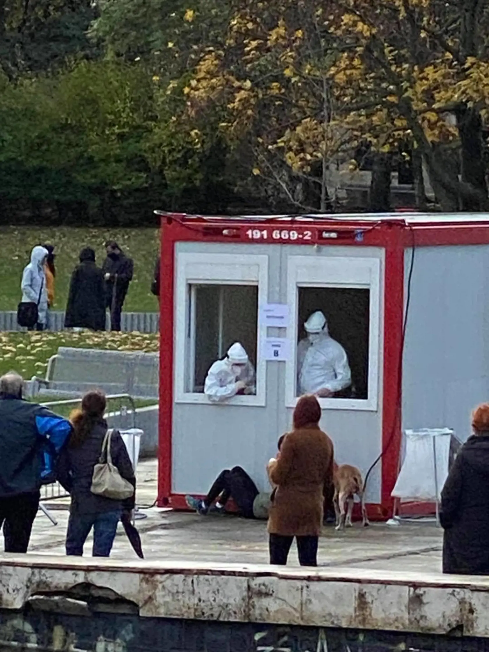 Na Námestí Slobody v Bratislave jeden z testovaných ľudí skolaboval.