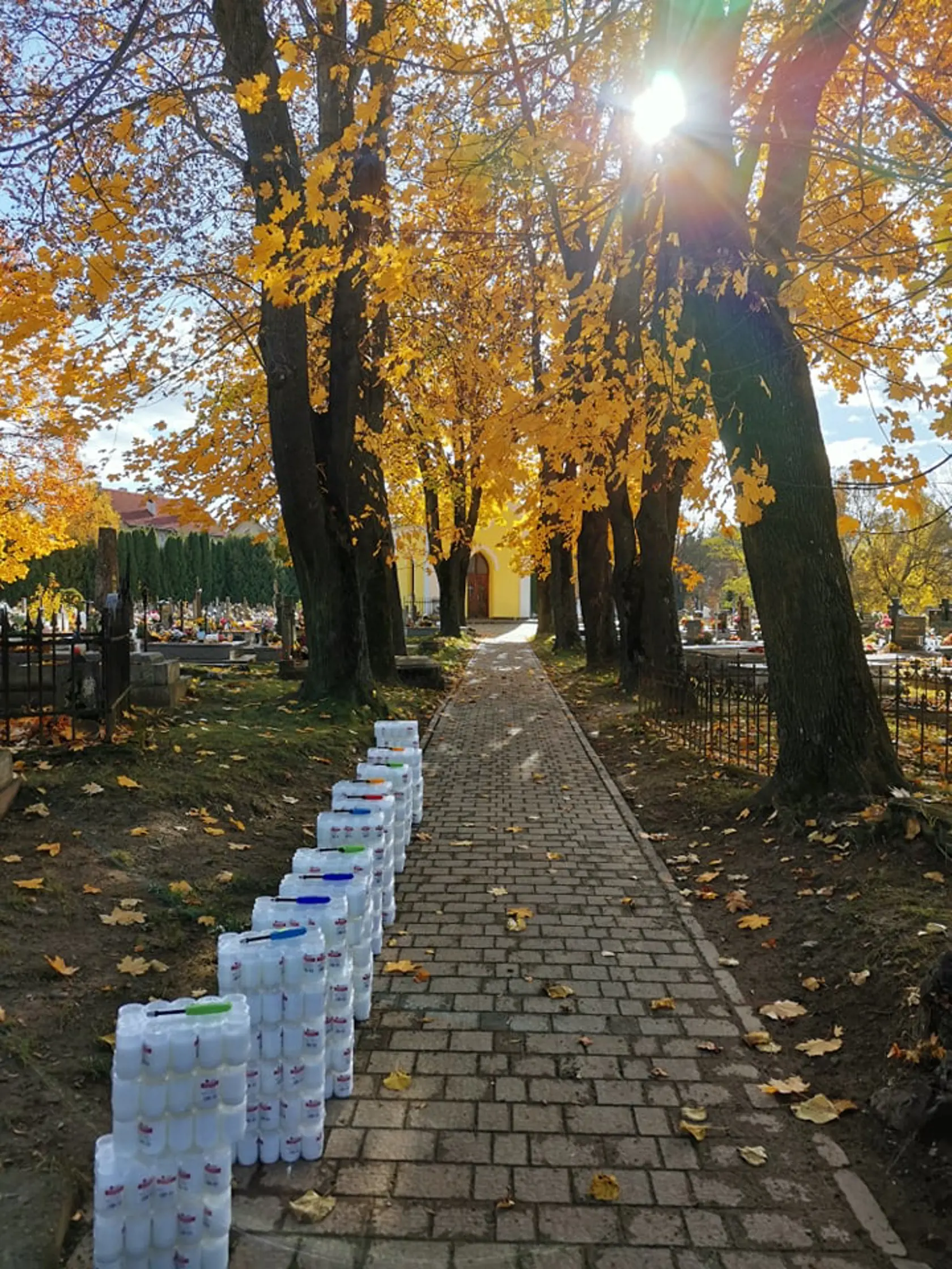 V Starej Ľubovni rozsvietil hroby mestský úrad.