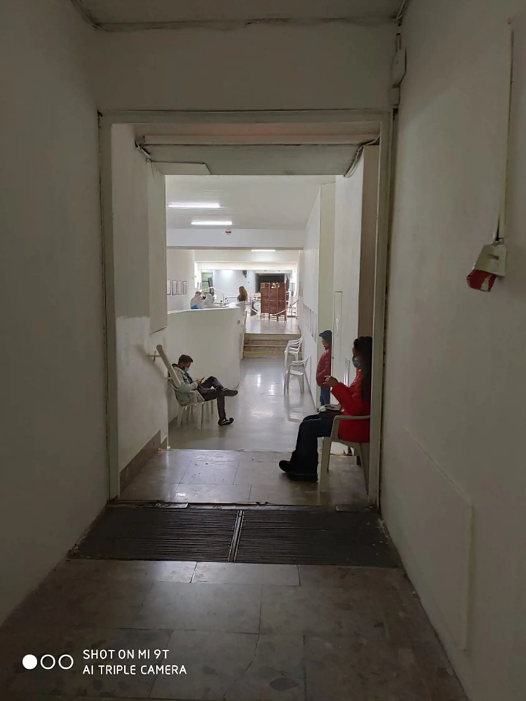 Testovanie v Kultúrnom dome v bratislavskom Ružinove. V rade sa stálo hodinu aj o ôsmej večr.