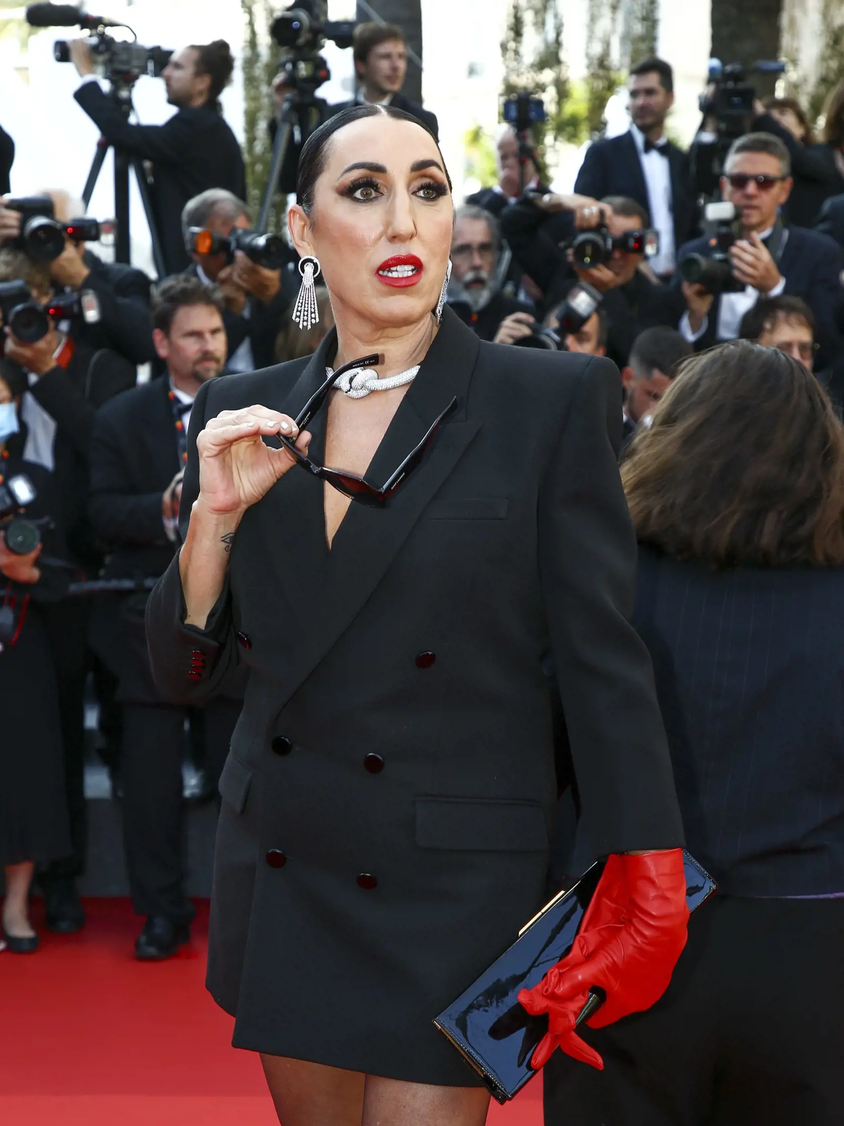 EBE 32Cannes - Na snímke španielska herečka a modelka Rossy de Palma pózuje fotografom počas príchodu na otvárací ceremoniál a premiéru filmu Final Cut v rámci 75. ročníka medzinárodného filmového festivalu vo francúzskom Cannes 17. mája 2022. FOTO TASR/AP