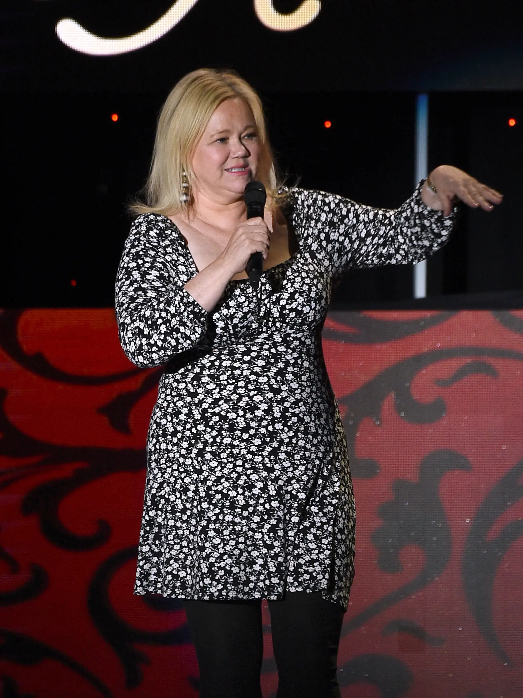 Caroline Gilchrist Rhea (56) pochádza z kanadskej provincie Quebec. Známa komička a dabérka okrem vlastnej show vystupuje v televíznych programoch s Alecom Baldwinom a s Whoopi Goldberg, s ktorou sú dobré priateľky. S bývalým partnerom, komikom Costakim Economopoulosom má dcéru.