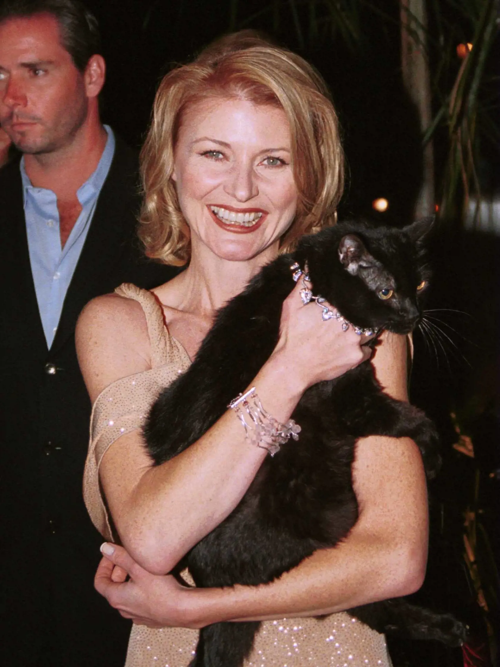 Beth Broderick bola v seriáli Zelda Spellman, druhá Sabrinina teta a staršia sestra Hildy. Je stredoškolská profesorka, racionálny typ, často kritizuje sestru a neter, keď nenáležite používajú čary. V 6. epizóde Hilda prezradí, že Zelda má 658 rokov.