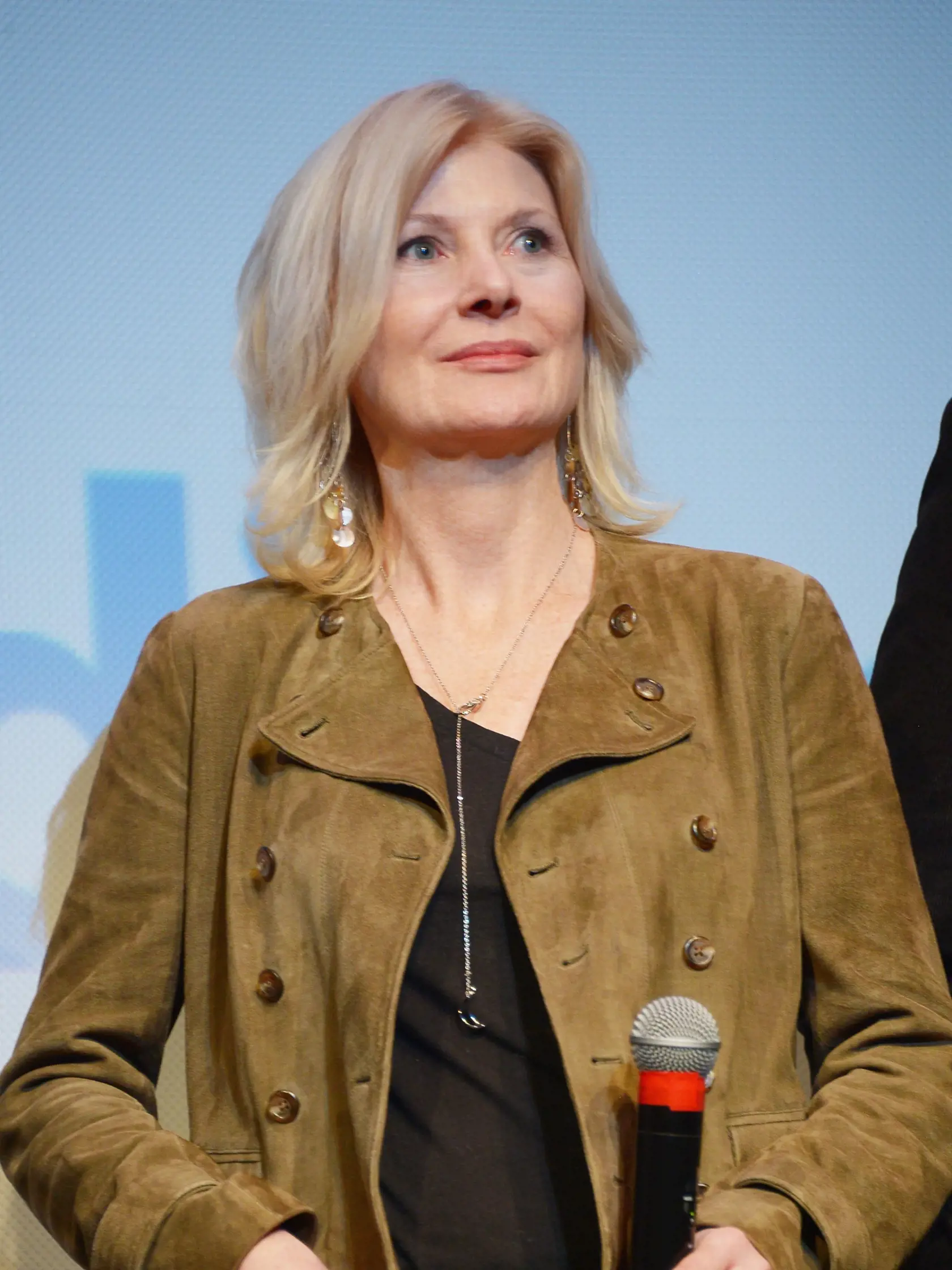 Elizabeth Alice Broderick (61) je známa aj zo seriálov Ženatý so záväzkami a Supernatural, občas sa jej ujde menšia rola vo filme. V rokoch 1998 až 2000 bola vydatá za Briana Porizeka, potom prežila krátky vzťah s režisérom Brianom De Palmom a od roku 2005 je jej manželom Scott Paetty. Deti nemá. Rada varí, aranžuje kvetiny a píše.