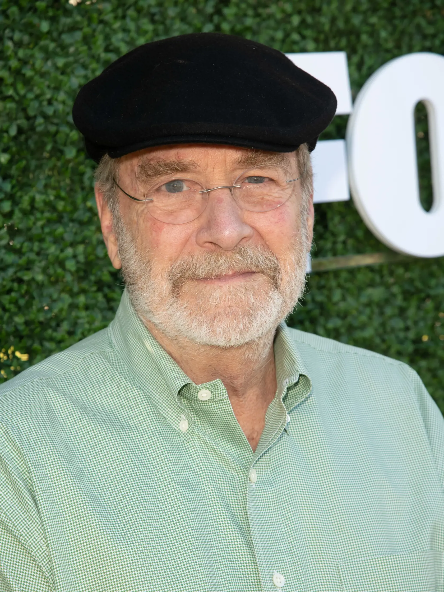 Martin Mull (77) bol v 70. rokoch úspešný maliar a hudobník známy svojimi satirickými pesničkami. Súbežne začal rozvíjať aj svoju hereckú kariéru. Dve manželstvá – s Kristin Johnson a Sandrou Baker – boli bezdetné. Od roku 1982 je ženatý s klaviristkou a speváčkou Wendy Haas, majú spolu dcéru Maggie.