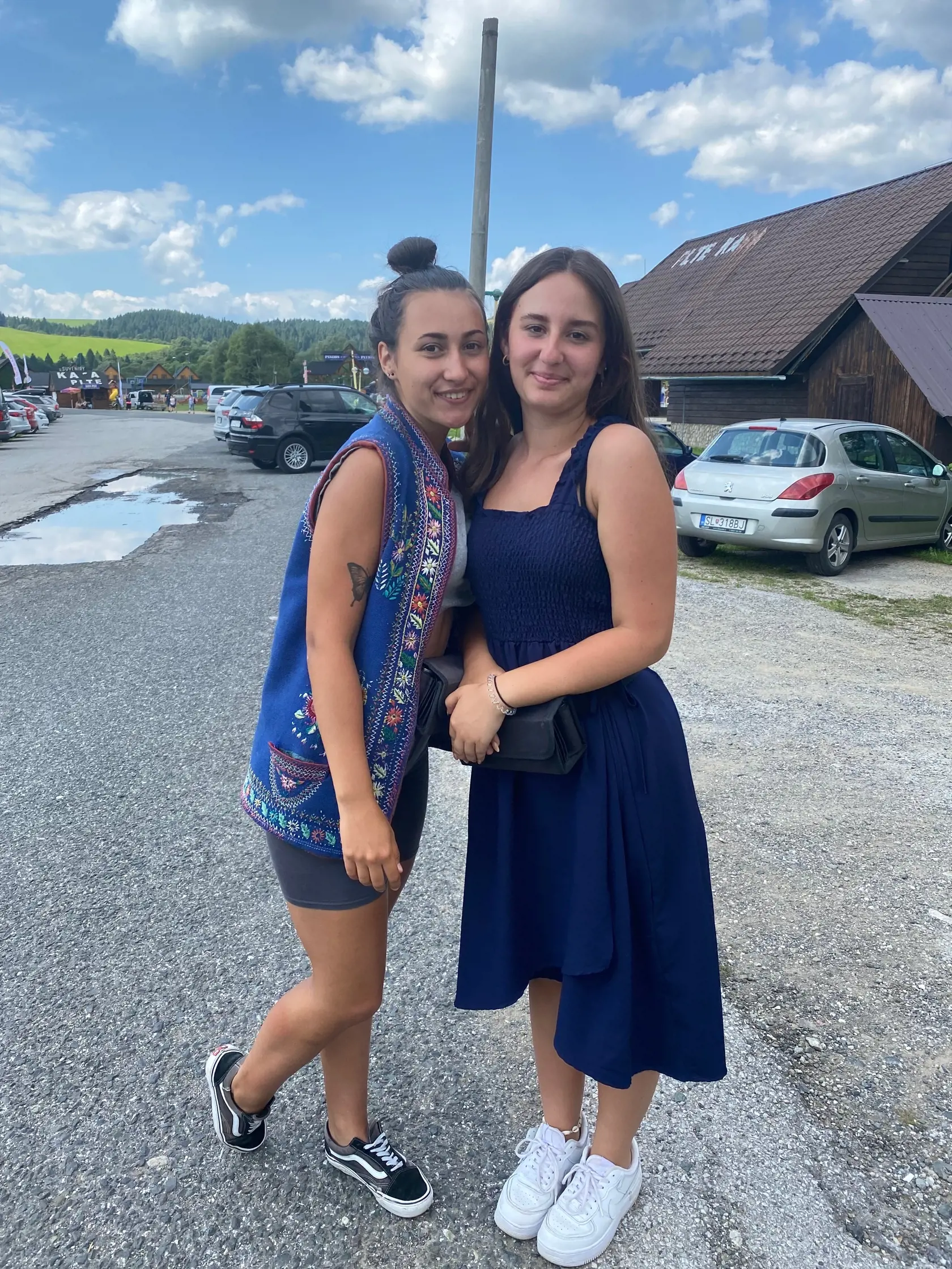 Študentky Amália Michnová (17) z Haligoviec  a Viktória Fillerová (17) z Veľkého Lipníka v lete pomáhajú v pltnici: “Je tu oveľa menej turistov ako po minulé roky. Predvlani už okolo obeda sme mali vypredané lístky na plte.”