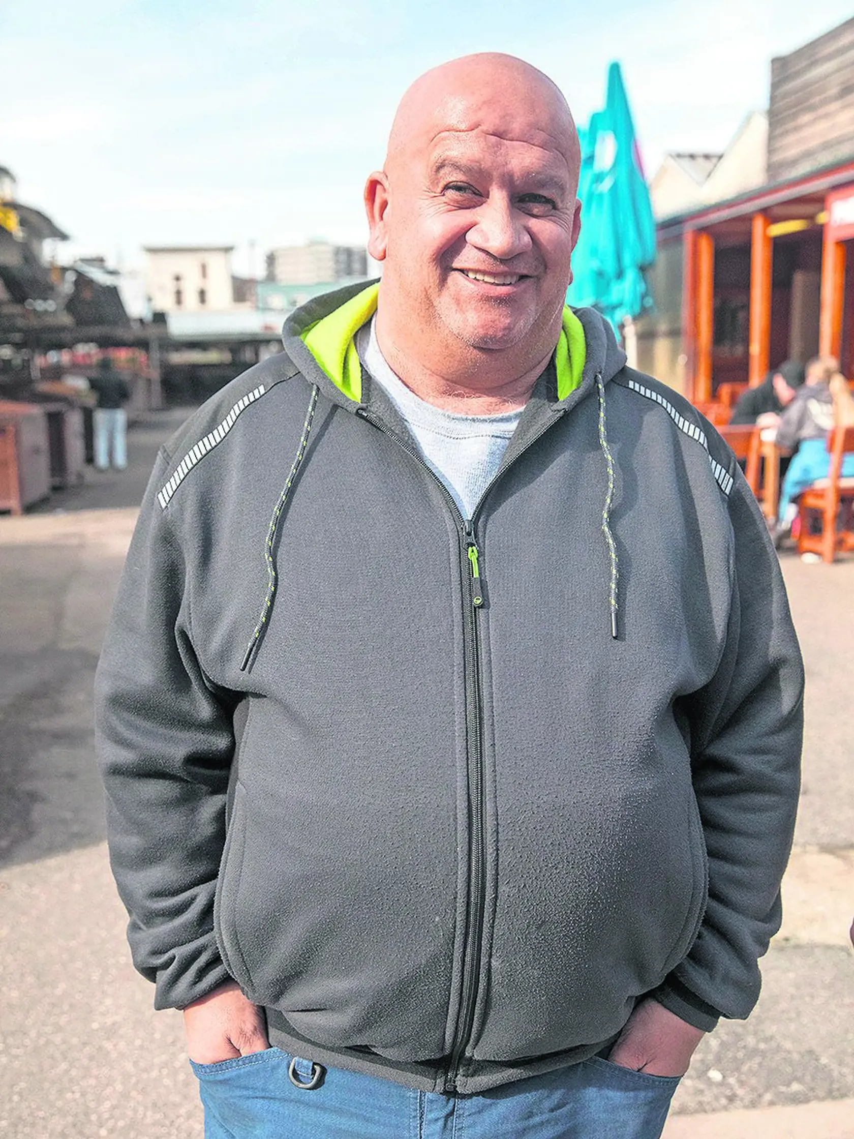 Anketa denníka Plus JEDEN DEŇ s bežnými občanmi. Roman (55) na otázku či súhlasí so znovuzavedením povinnej vojenčiny reagoval: „Určite áno, aspoň na rok by si zaslúžili, dva roky bolo dosť."