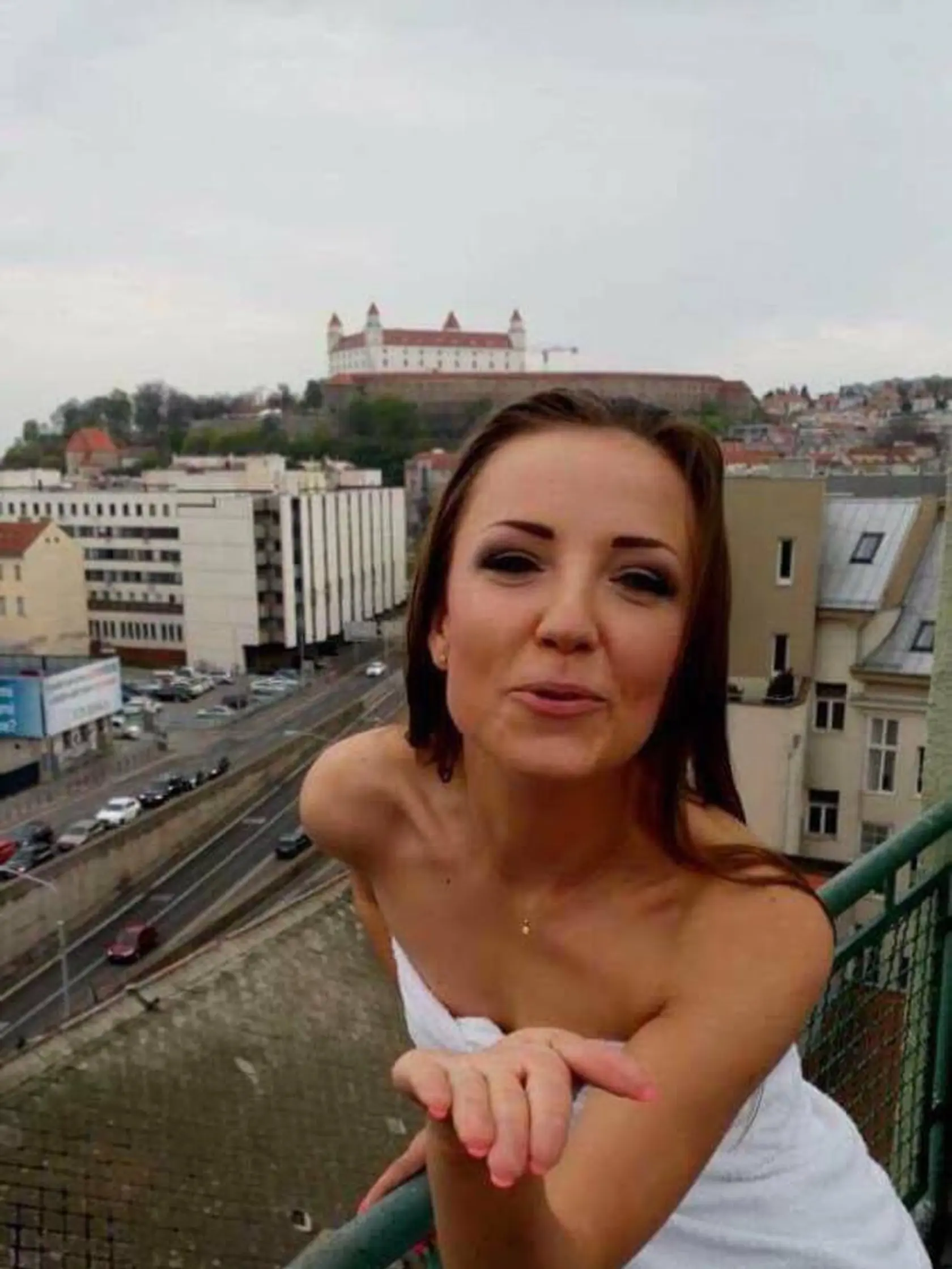Nezamestnaná študentka Miška si užíva život po boku ženatého moderátora.
