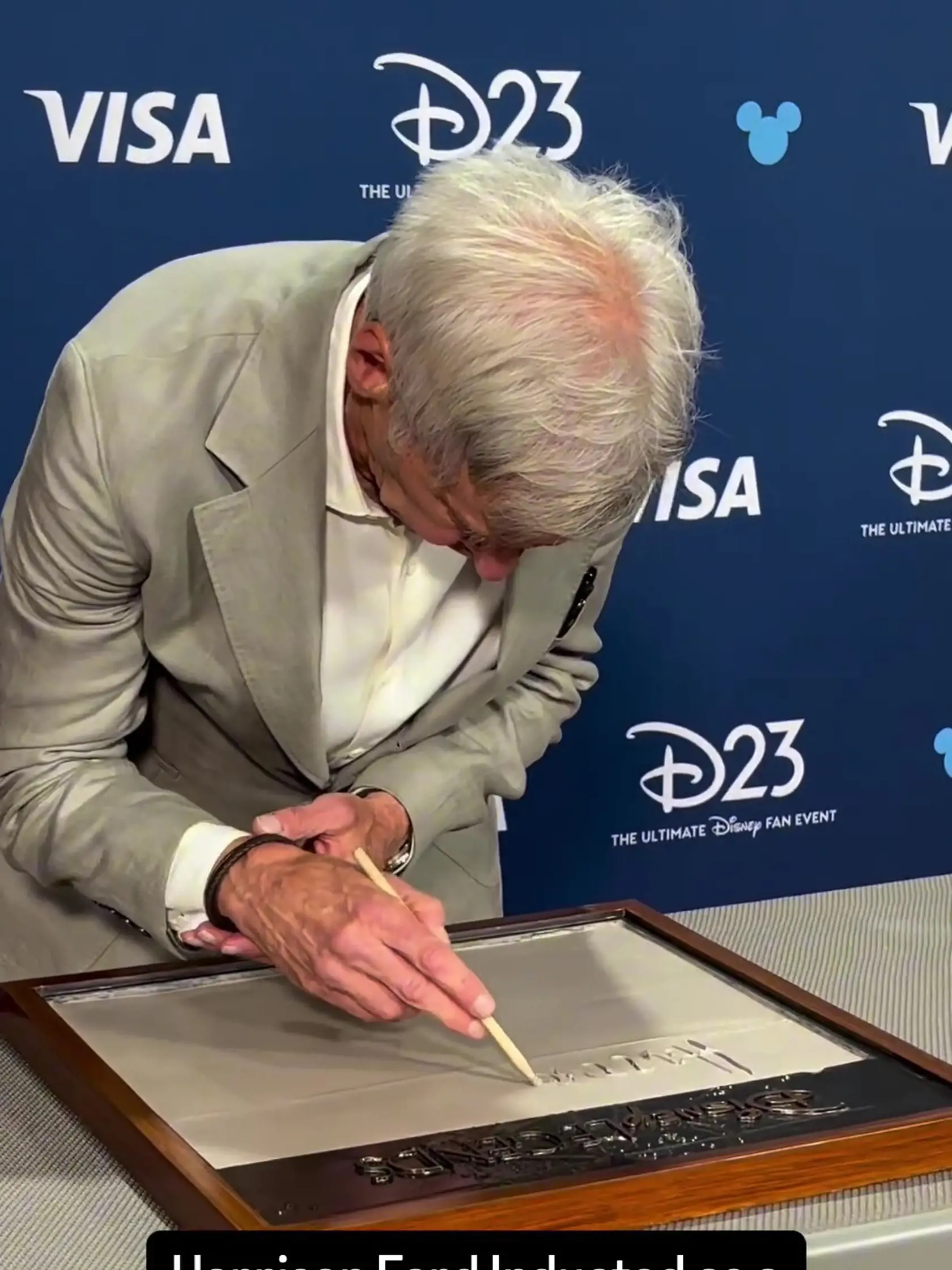 Harrison Ford získal cenu Legenda Disney. Pri podpisovní tabuľky so svojmi odtlačkami rúk, si fanúšikovia všimli detail, ktorý ich znepokojil. Herec si ruku, s ktorou písal, musel podoprieť druhou.