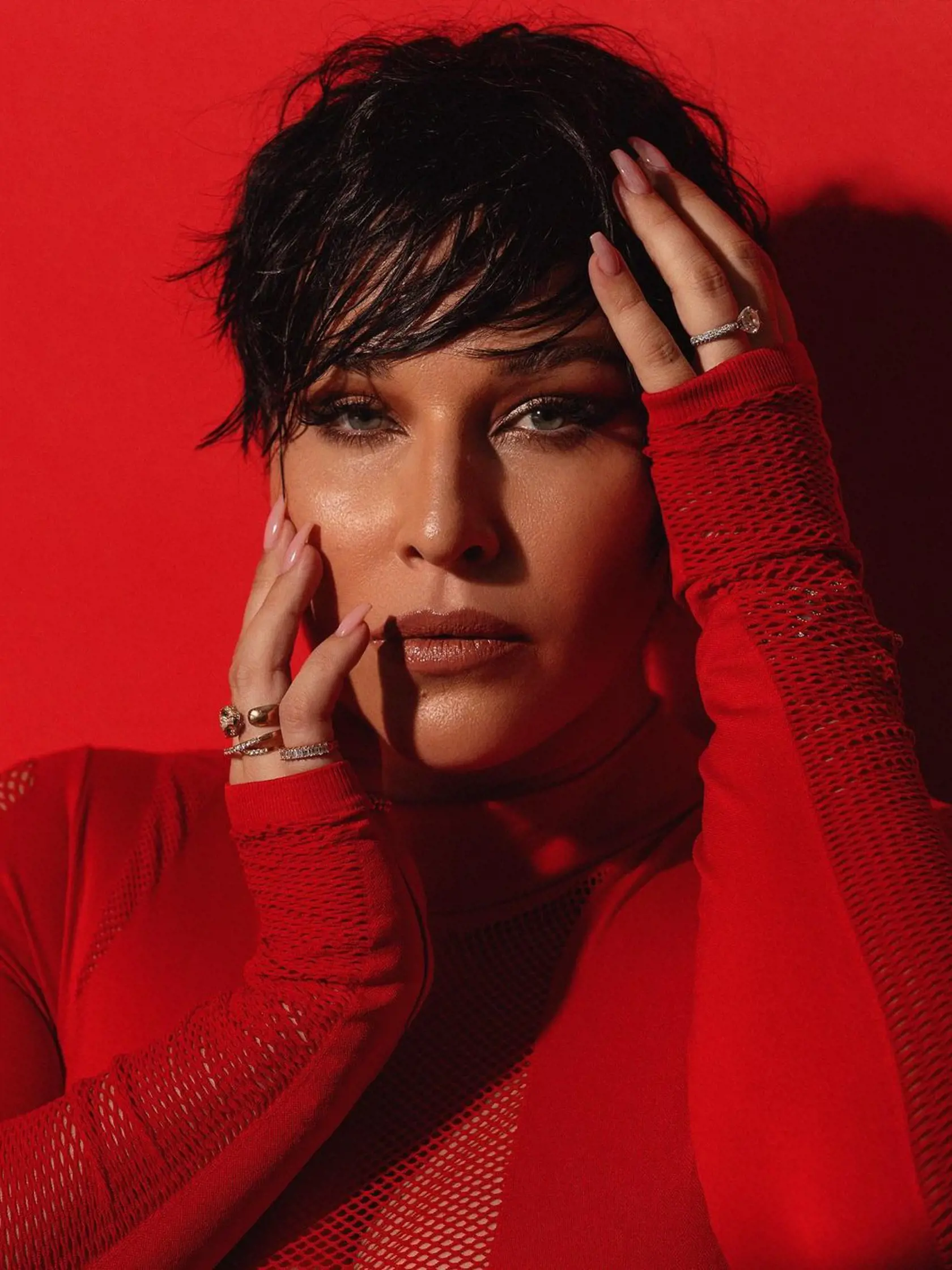 Dominika Cibulková sa kvôli foteniu poriadne zmenila. Fanúšikom pripomína Kris Jenner z klanu Kardashianiek. Čo poviete, pristanú jej krátke tmavé vlasy?