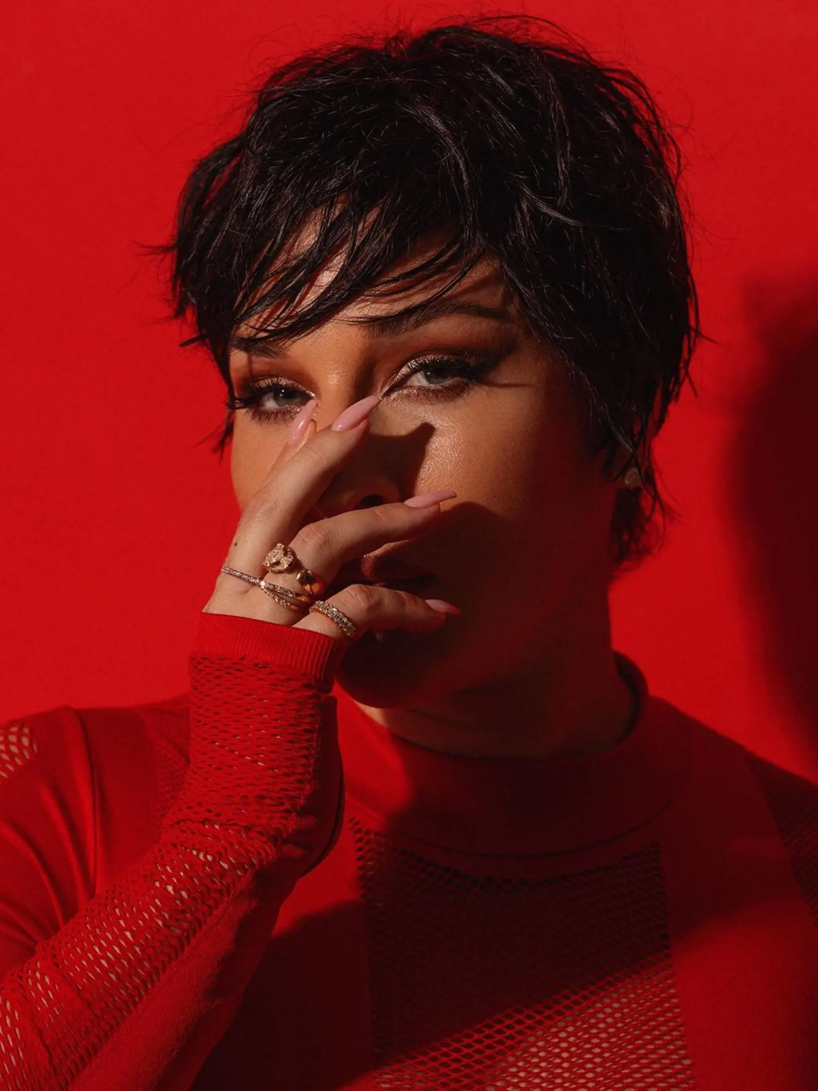 Dominika Cibulková sa kvôli foteniu poriadne zmenila. Fanúšikom pripomína Kris Jenner z klanu Kardashianiek. Čo poviete, pristanú jej krátke tmavé vlasy?