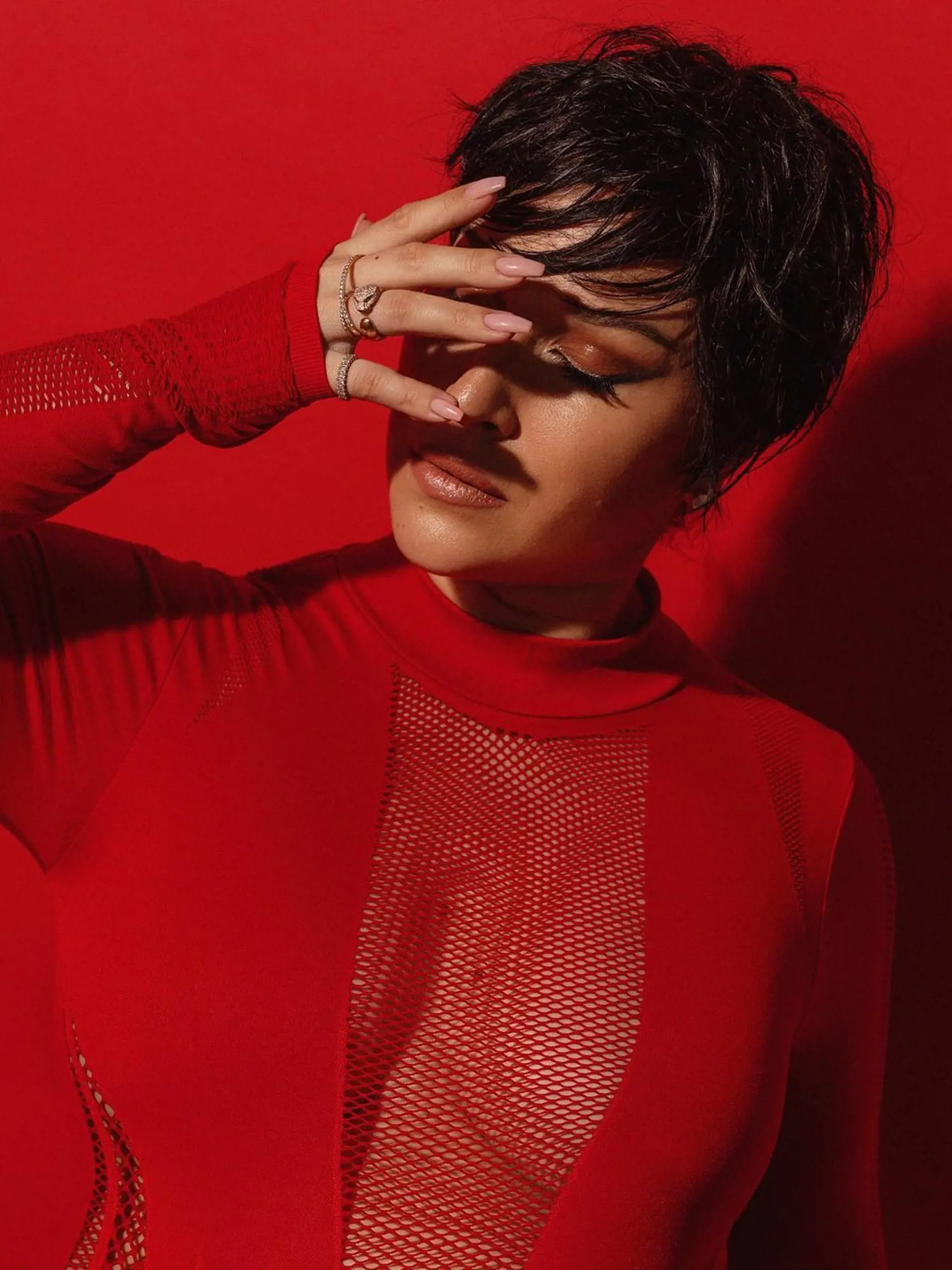 Dominika Cibulková sa kvôli foteniu poriadne zmenila. Fanúšikom pripomína Kris Jenner z klanu Kardashianiek. Čo poviete, pristanú jej krátke tmavé vlasy?