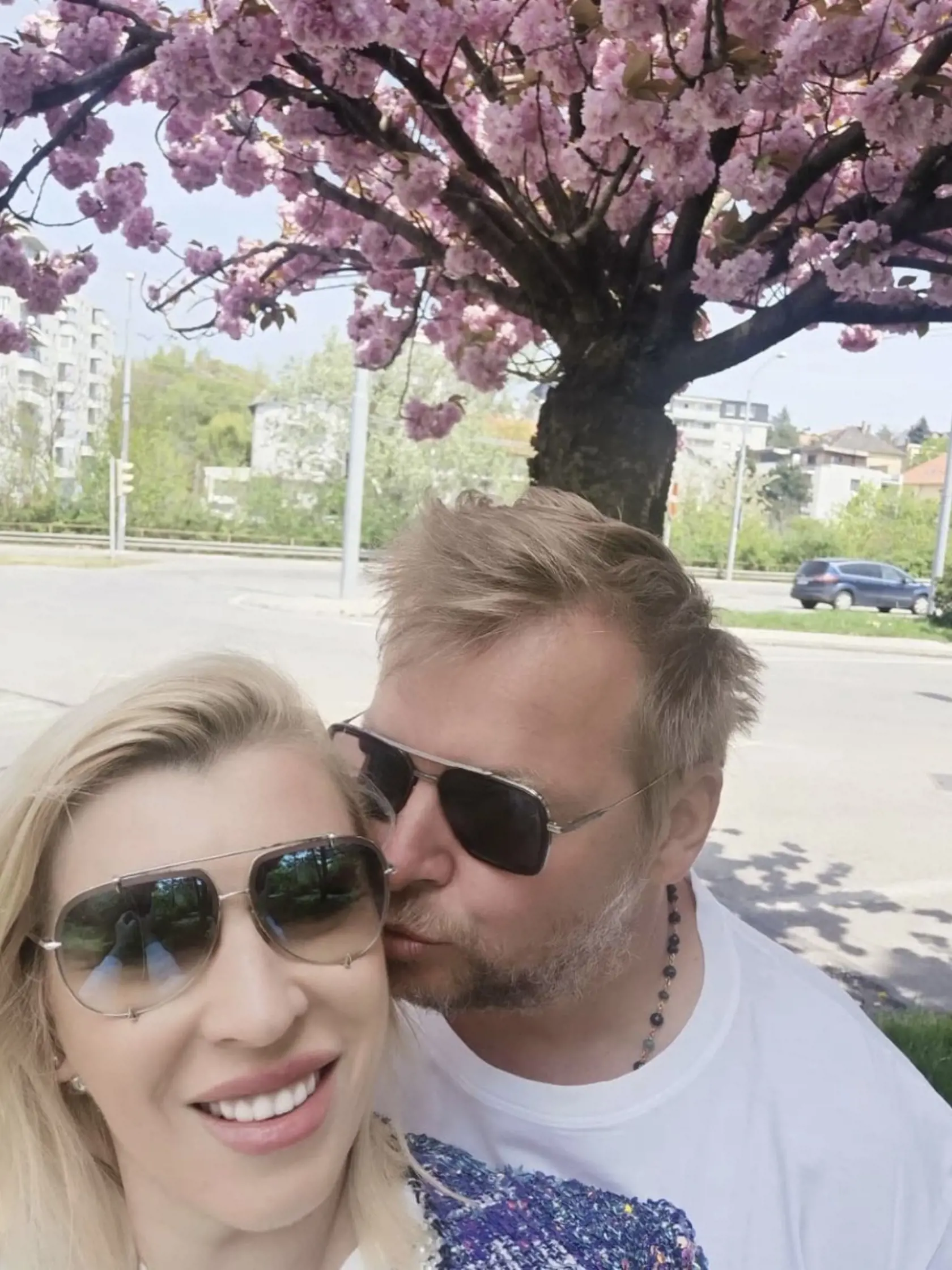 Budúci manželia stihli aj prvomájovú pusu pod rozkvitnutou čerešňou.