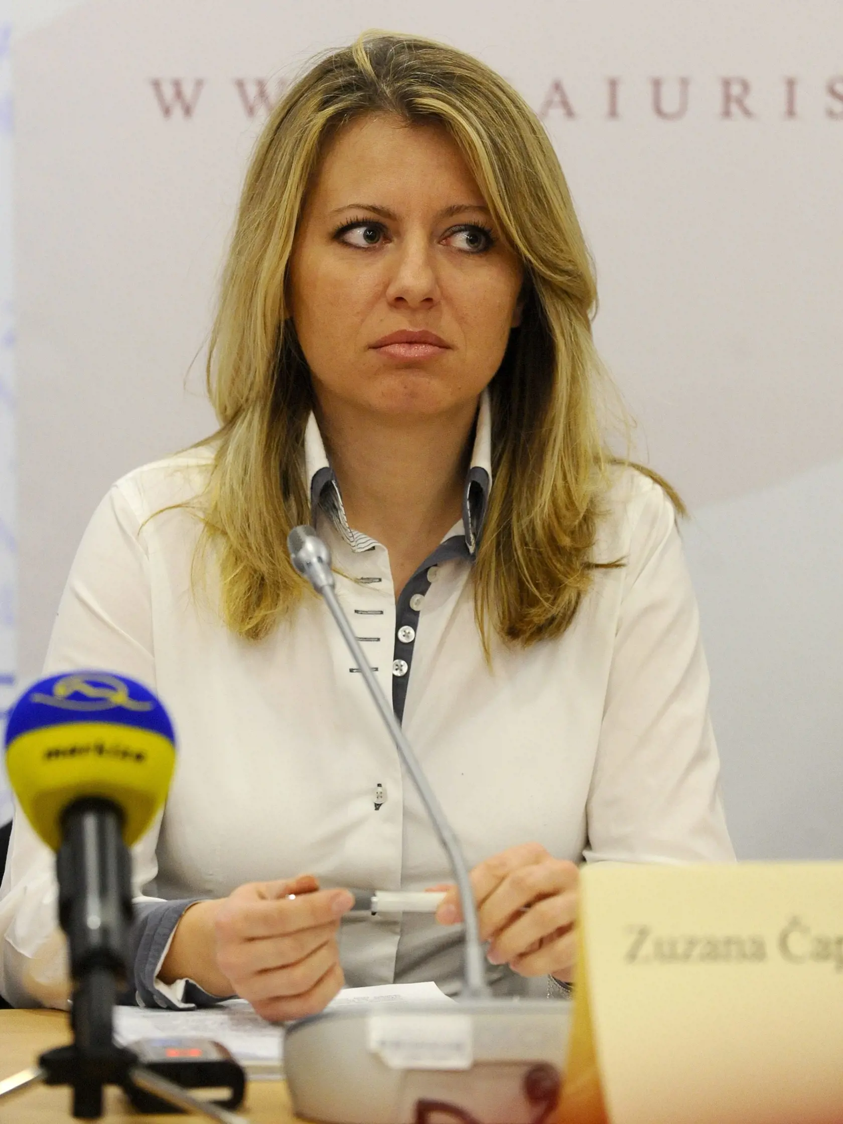 Advokátka Zuzana Čaputová na  tlačovej konferencii, keď sa venovala združeniu Via Iuris. Rok 2013.