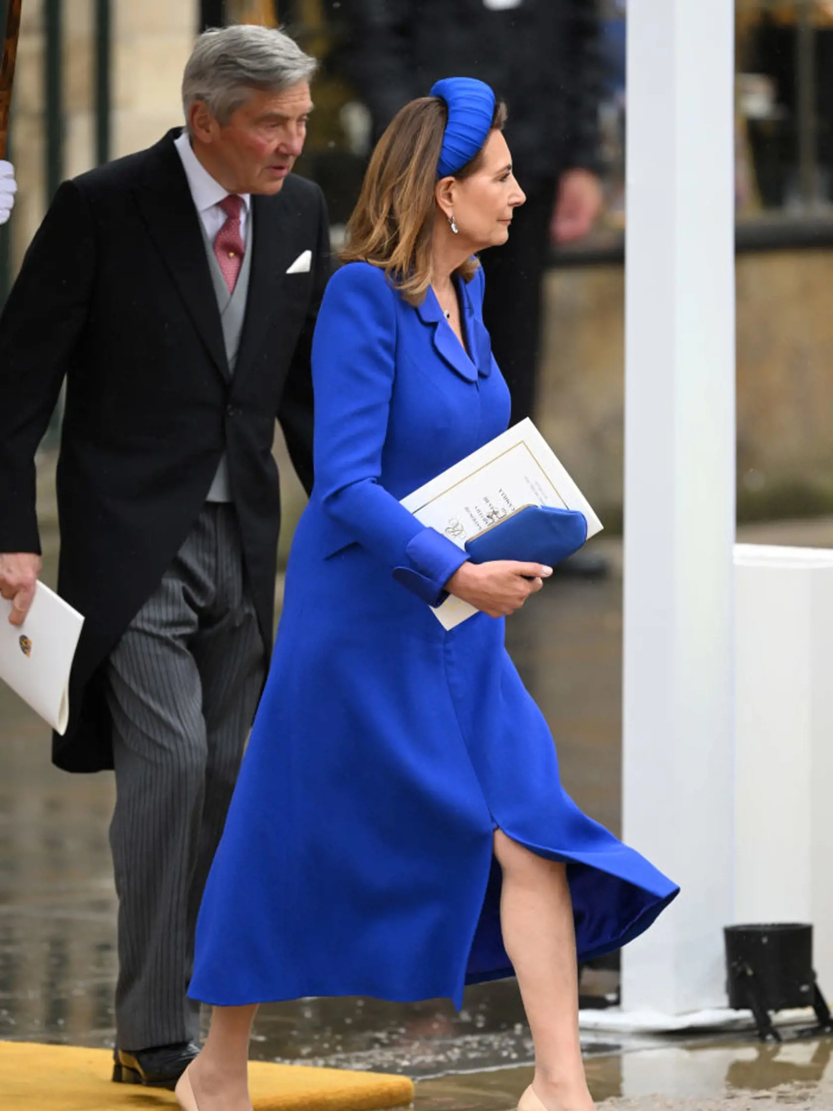 Carole Middleton mala na sebe nádherné modré šaty. Aká matka, taká dcéra. Kate zdedila nielen jej krásu, ale aj sebavedomie a šarm.