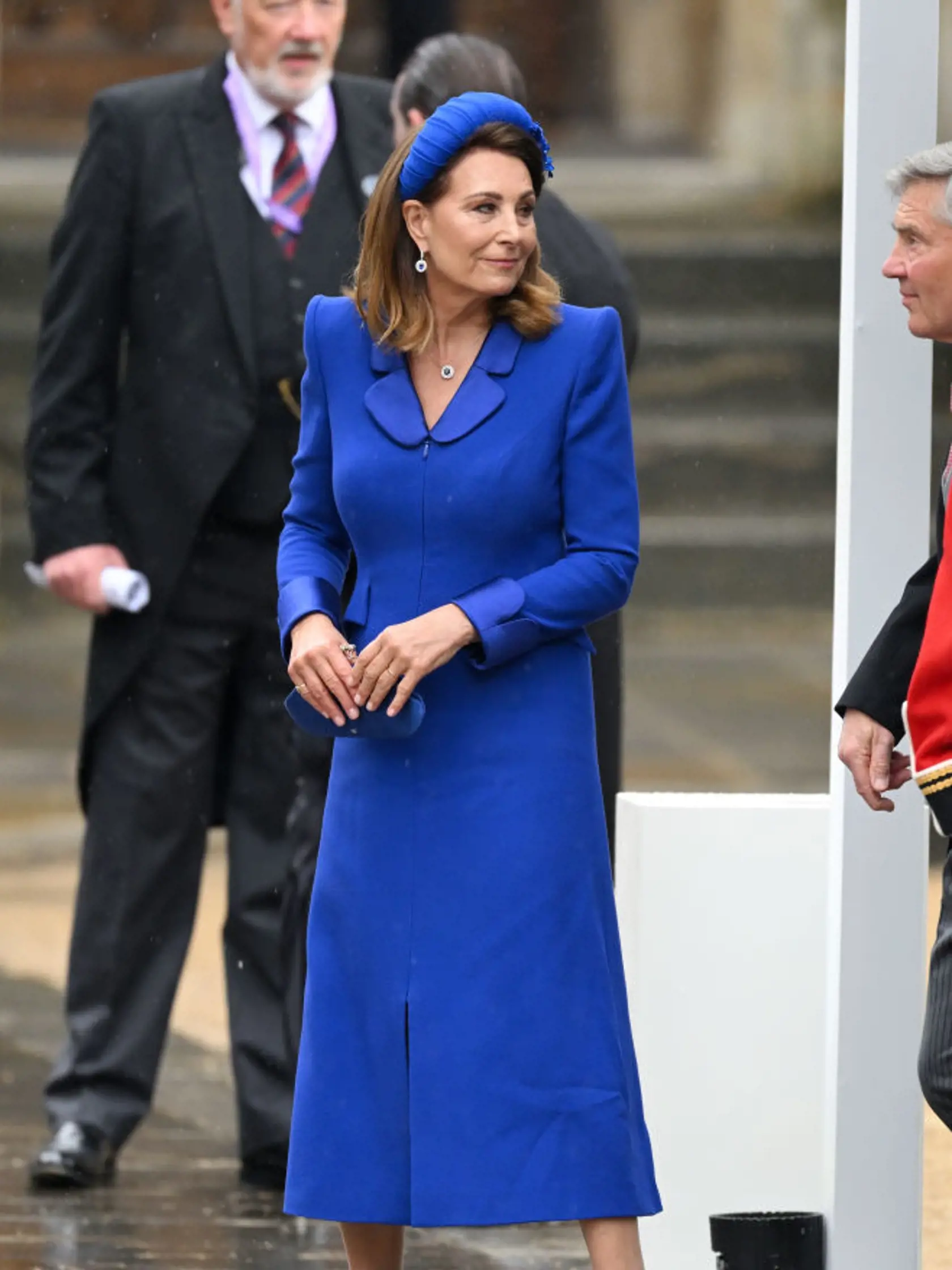 Carole Middleton mala na sebe nádherné modré šaty. Aká matka, taká dcéra. Kate zdedila nielen jej krásu, ale aj sebavedomie a šarm.