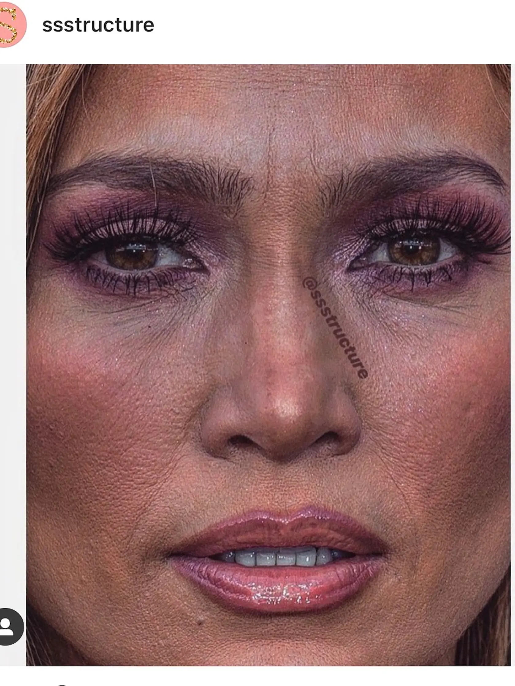 JLo má na fotke krásny make up, ale pleť...