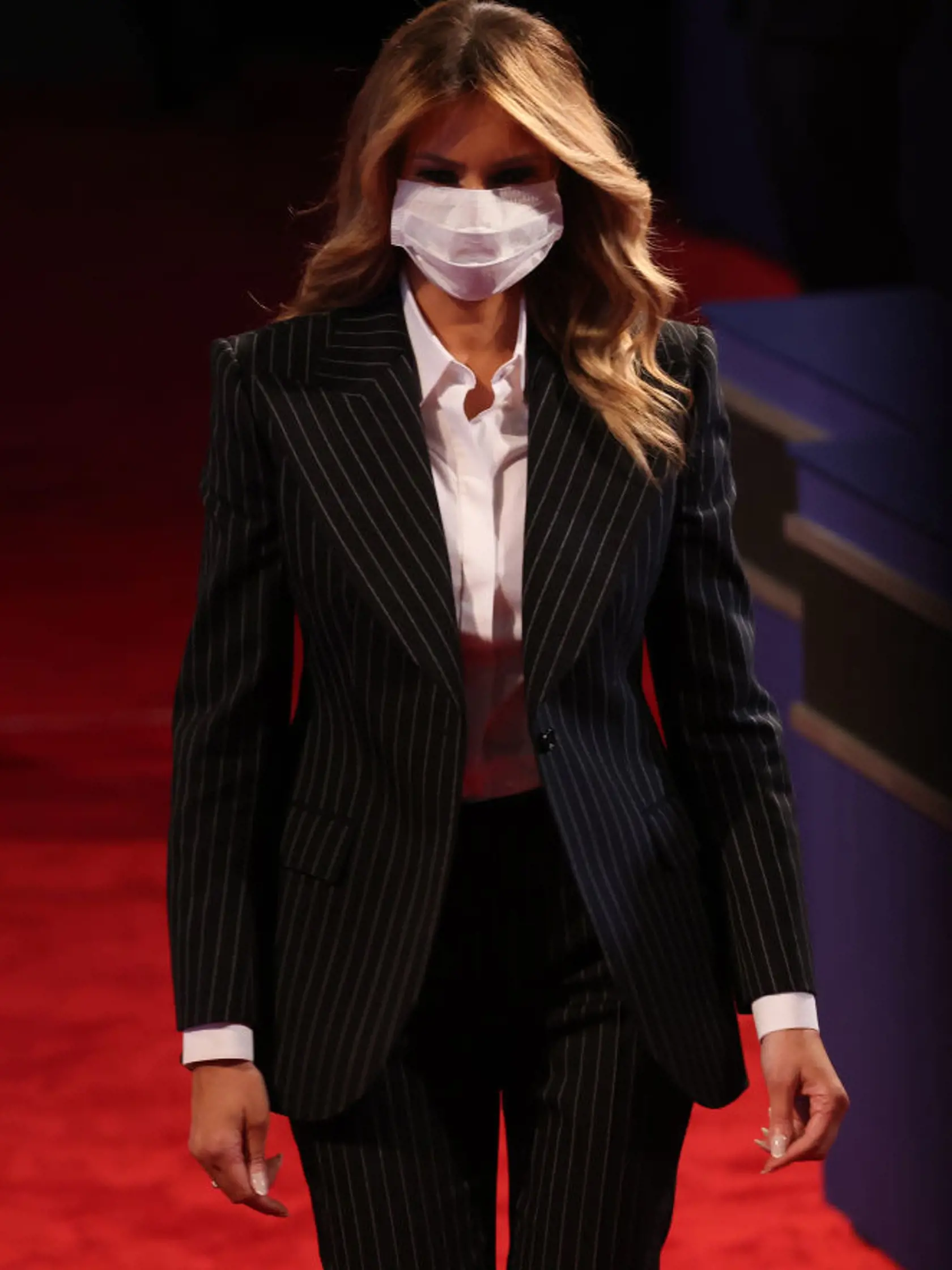 Melania v štýlovom kostýme počas prvej predvolebnej diskusie svojho manžela.
