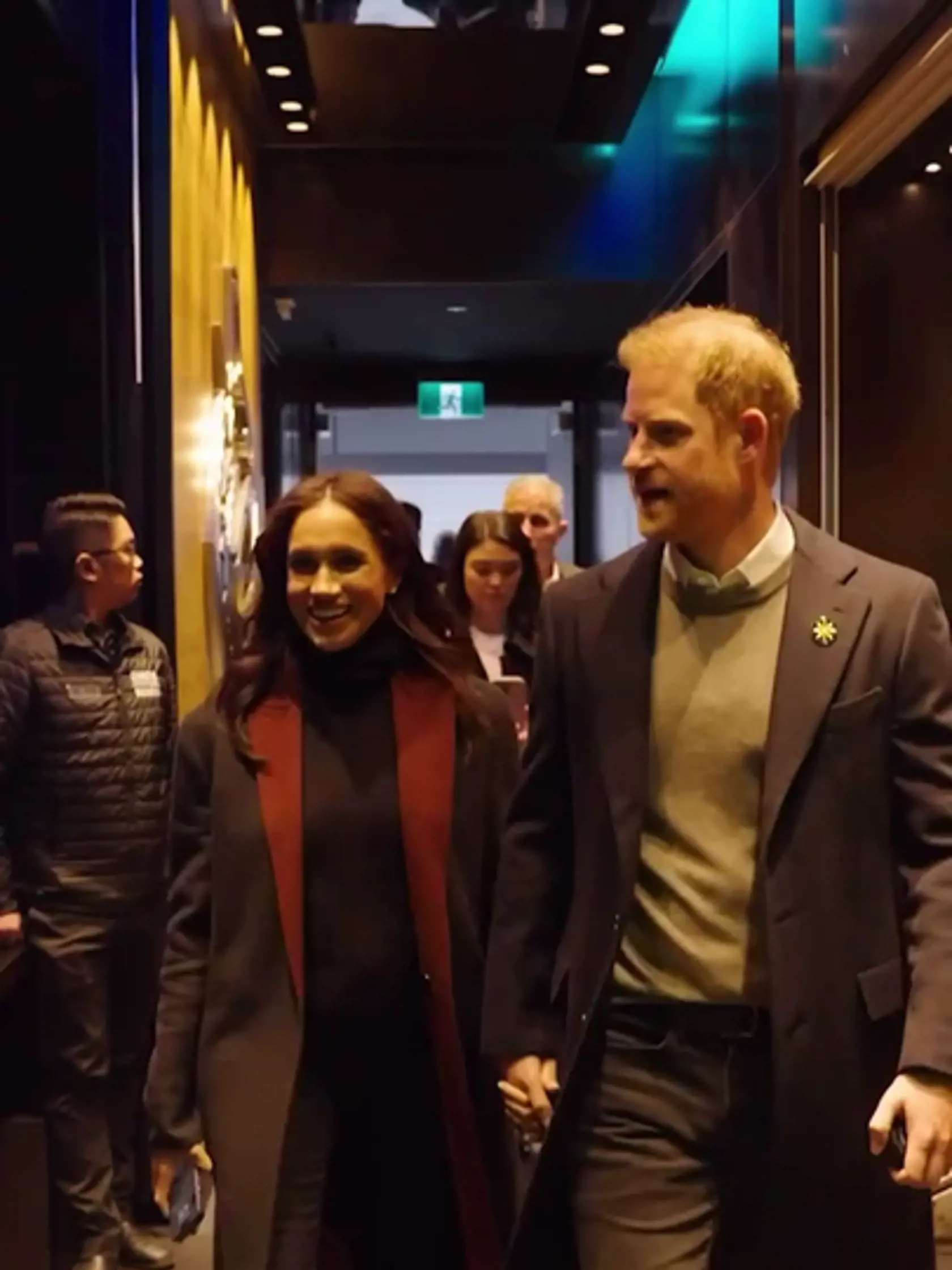 Meghan v dvojfarebnom kabáte Givenchy, ktorý vytiahla zo skrine.