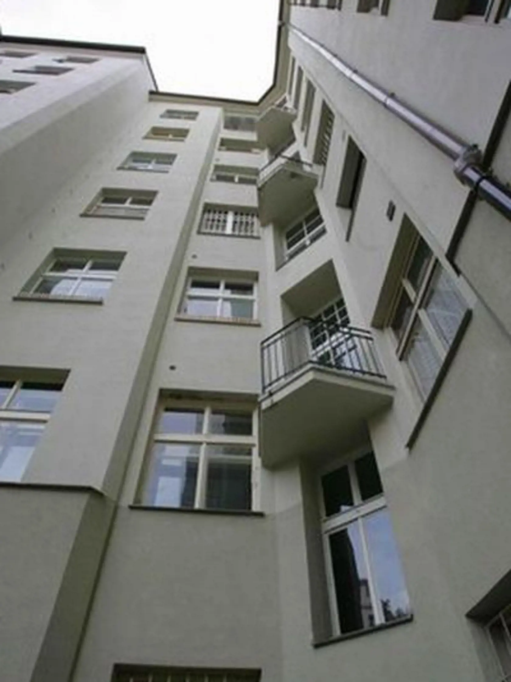Dom, z ktorého sa zrútil Jiří Hrzán.