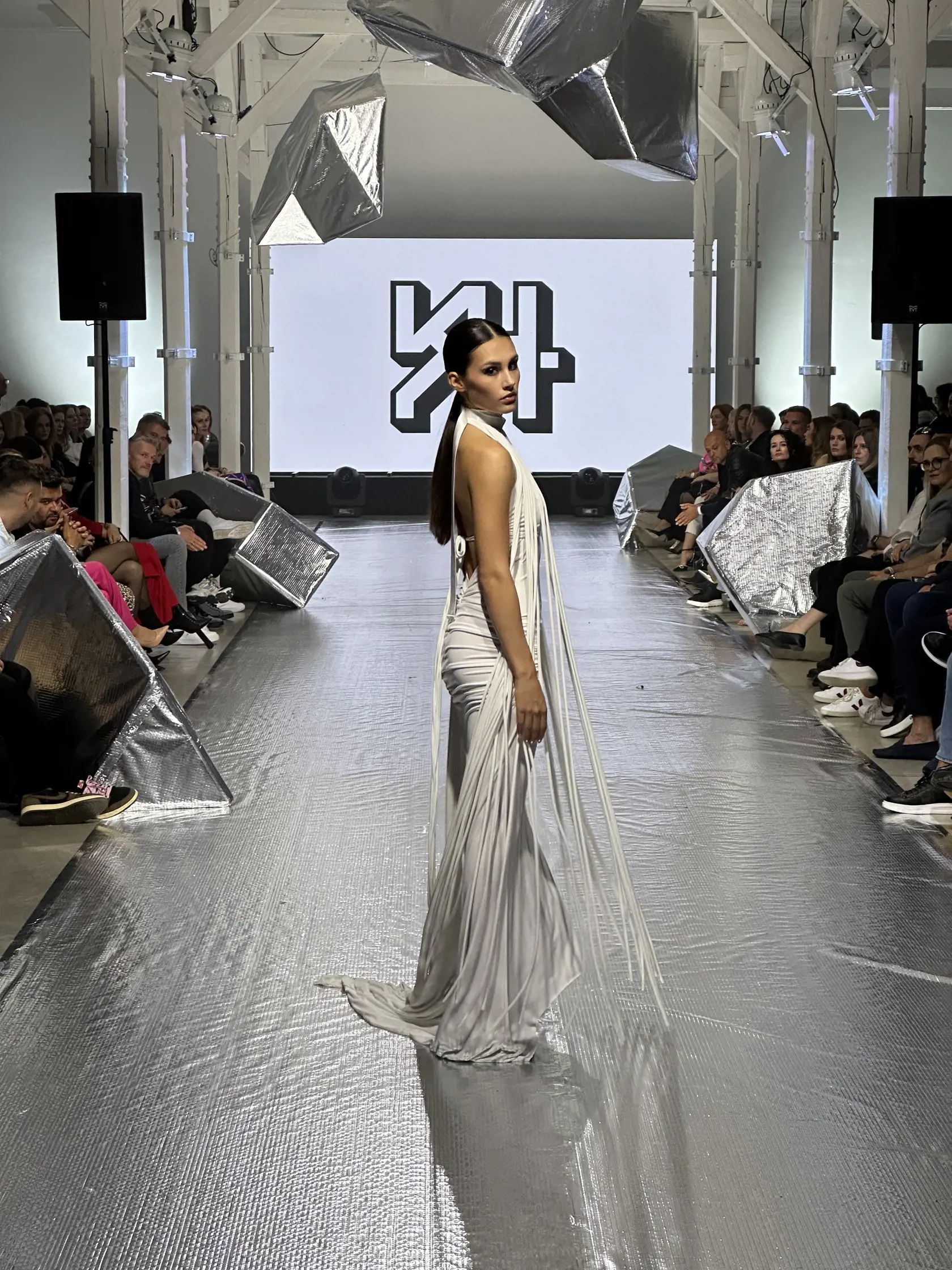 Dizajnérka Kurilak modelky odela aj do bielych outfitov.