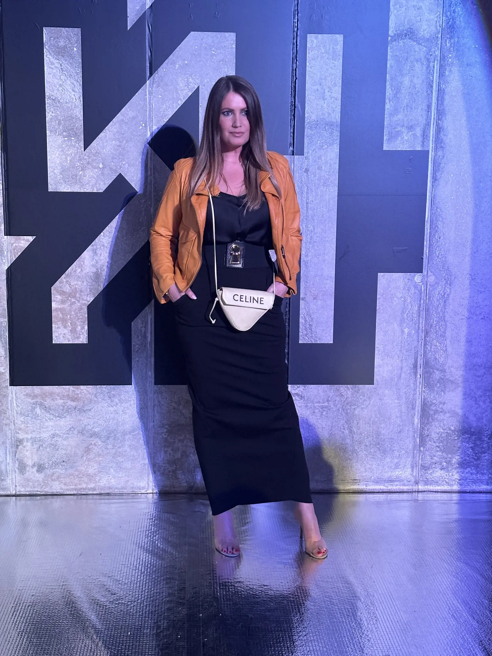 Rezešová-Džodlová si dokonca v tento významný večer jej kamarátky obliekla práve niečo z jej dielne - a stavila na čiernu klasiku. „Jej veci totiž milujem, sú opakovane použiteľné. Napríklad mám niektoré mikiny možno aj päť-šesť rokov a stále vyzerajú ako nové.“
