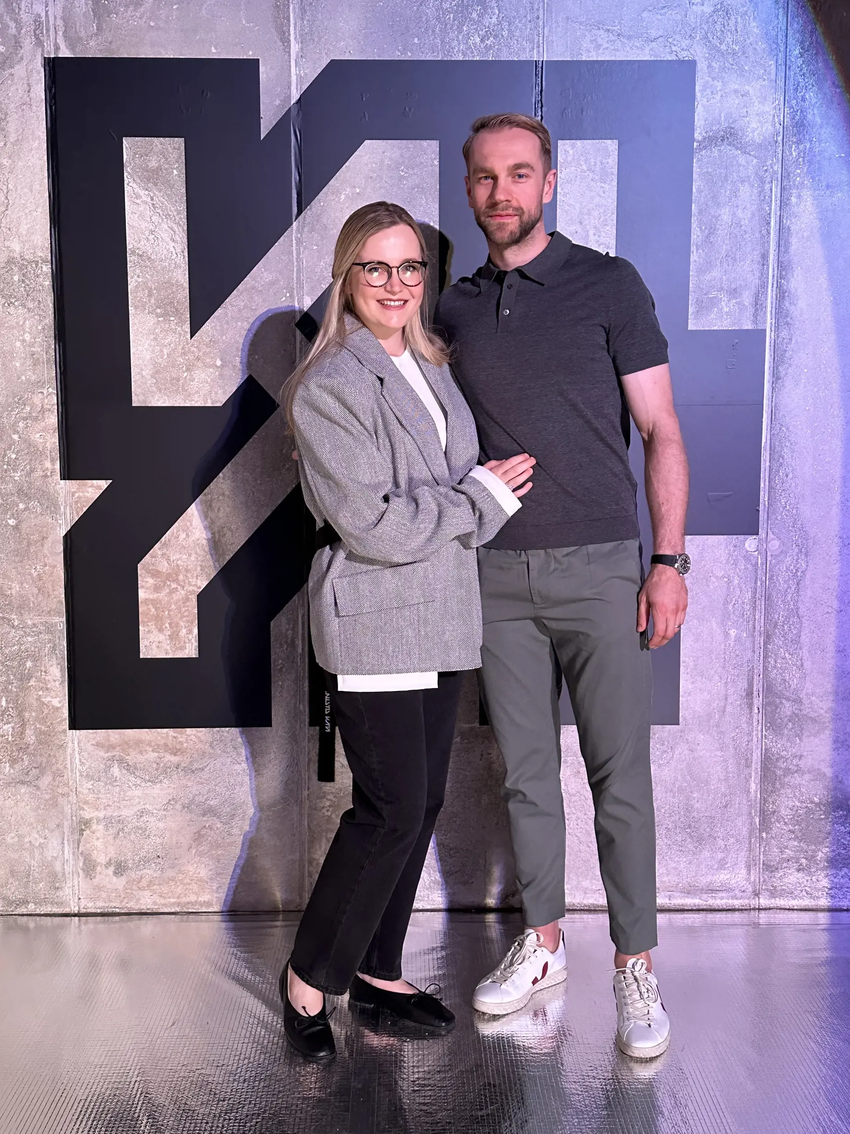 "Všimla som si ju cez Instagram, keďže mám rada ženy, ktoré vedia svoje nápady pretaviť v úspešný príbeh a priviesť ich do reality. Jej cestu sledujem dlho, som hrdá, že takáto Košičanka prerazila vo svete módy a je na Slovensku vyhľadávaná a má svoj rukopis. Podporujem slovenskú módu a dizajn. Keďže som z východu, snažím sa vyhľadávať odtiaľ aj dizajnérky," vraví politička Vladimíra Marcinko. Na fotke s manželom Tomášom.
