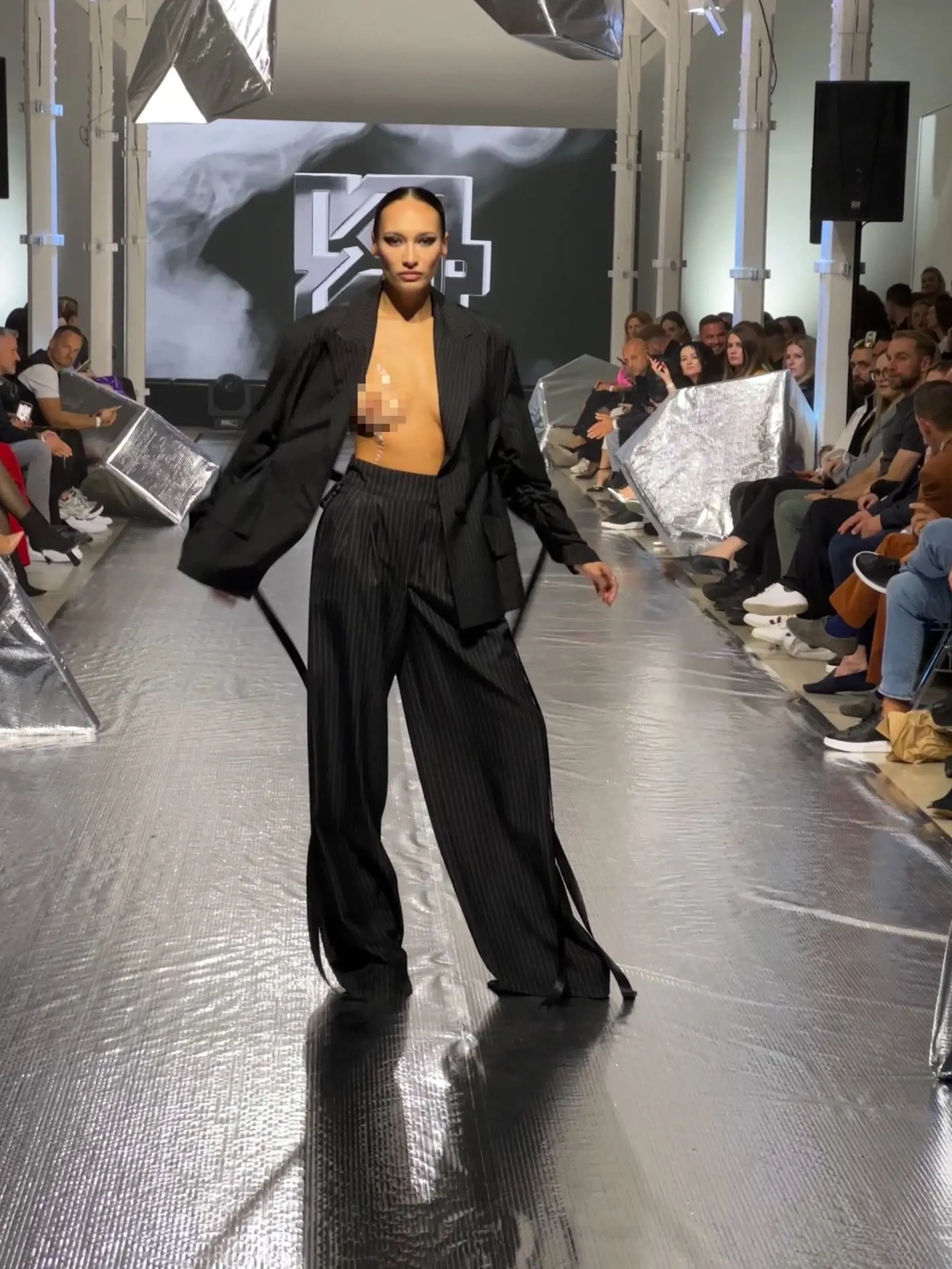 Modelka a moderátorka FASHION TV Dominika Ducová. Počas prehliadky jej vykukol prsník.