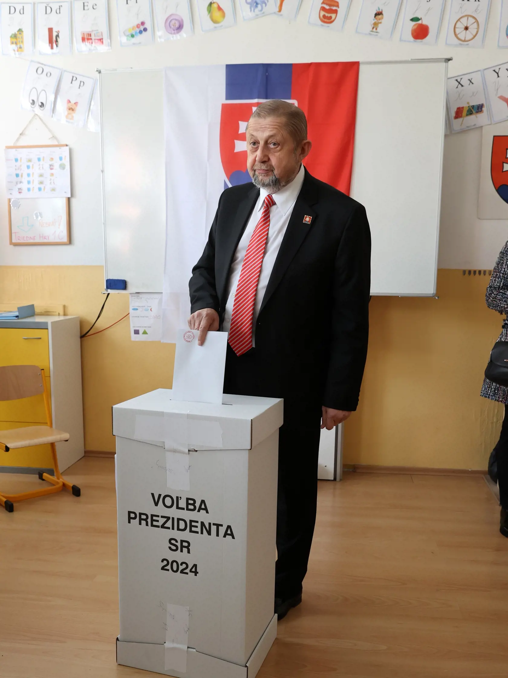 Na snímke je  kandidát na prezidenta Štefan Harabin s rodinou  pri volbách 2024.
