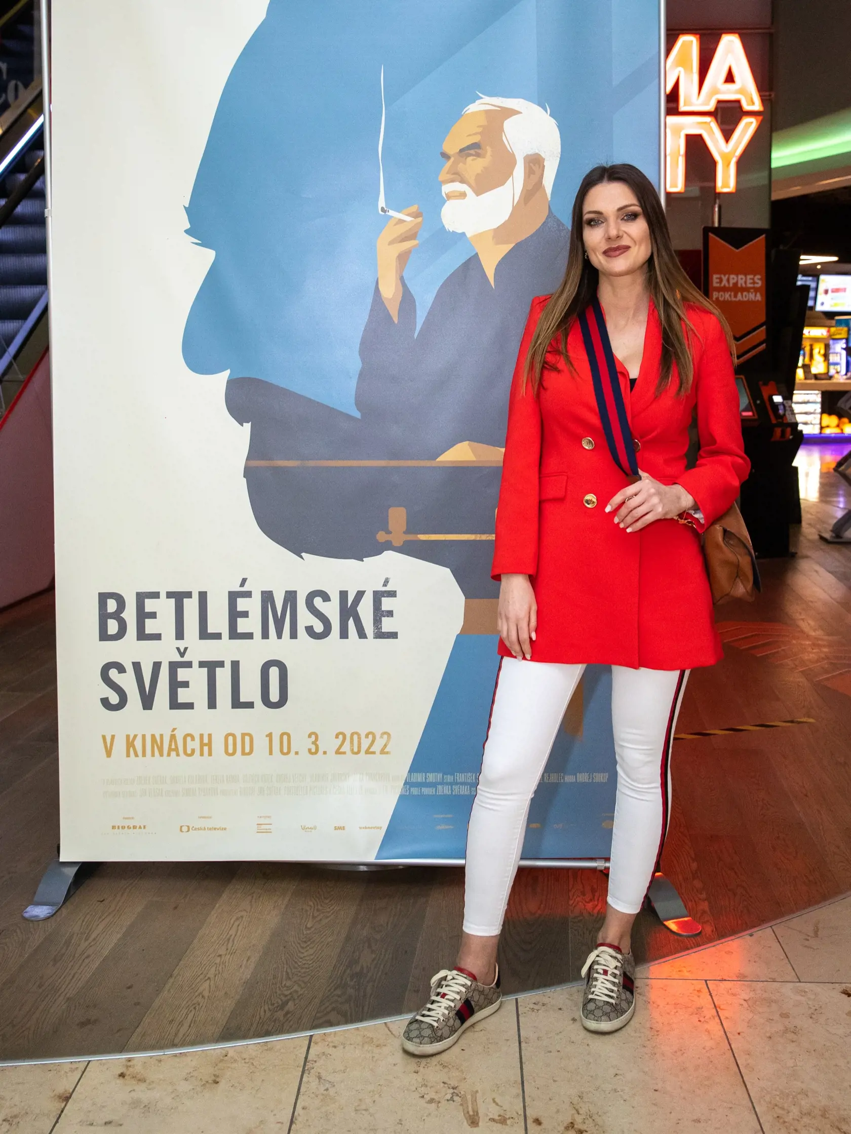 Speváčka Martina Schindlerová stavila na biele legíny a červené predĺžené sako, ktoré jej pasovalo.