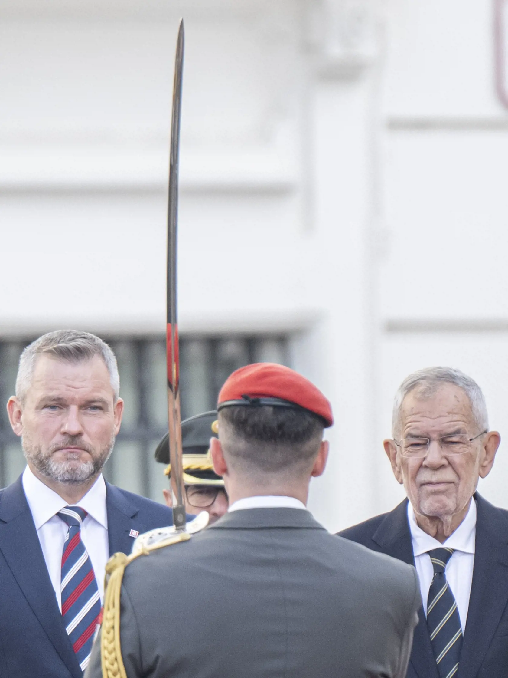 Na snímke vľavo prezident SR Peter Pellegrini a vpravo rakúsky spolkový prezident Alexander Van der Bellen počas oficiálnej návštevy Rakúska 11. septembra 2024 vo Viedni.