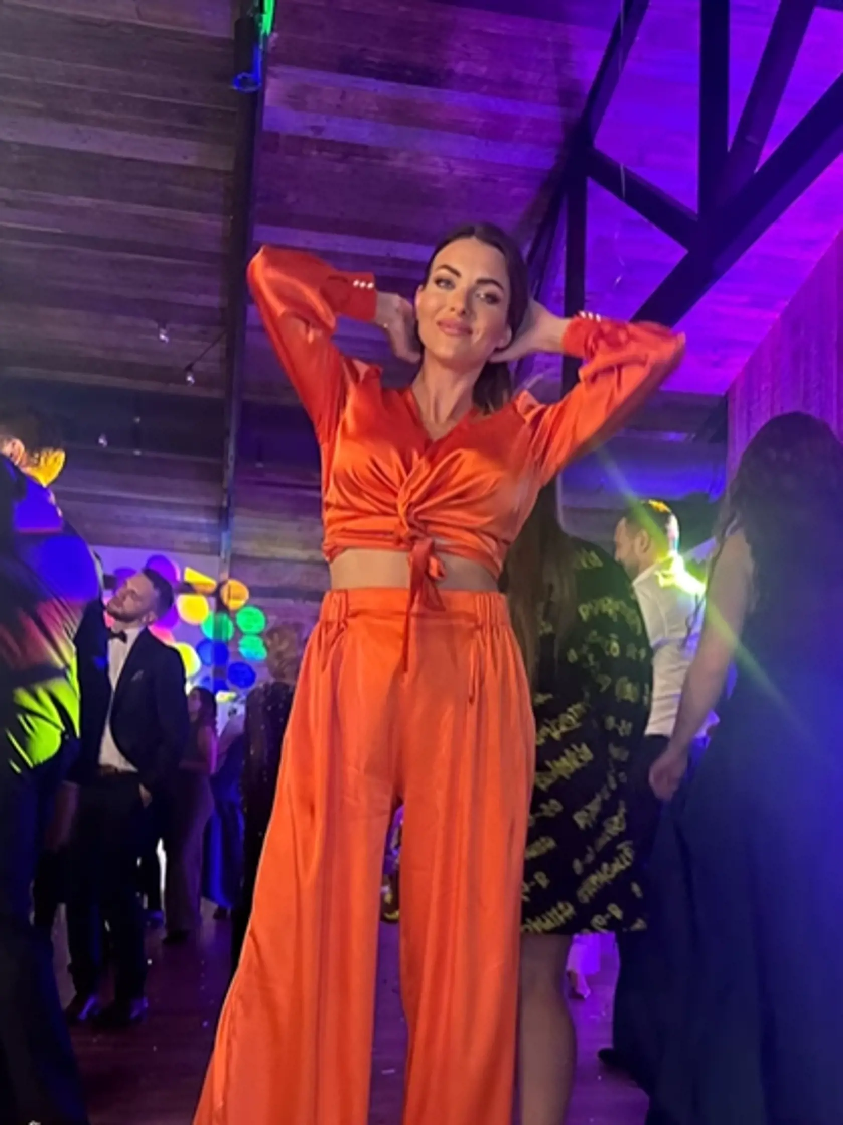 Takýto netradičný outfit zvolila Schindlerová na svadbu svojej sestry.