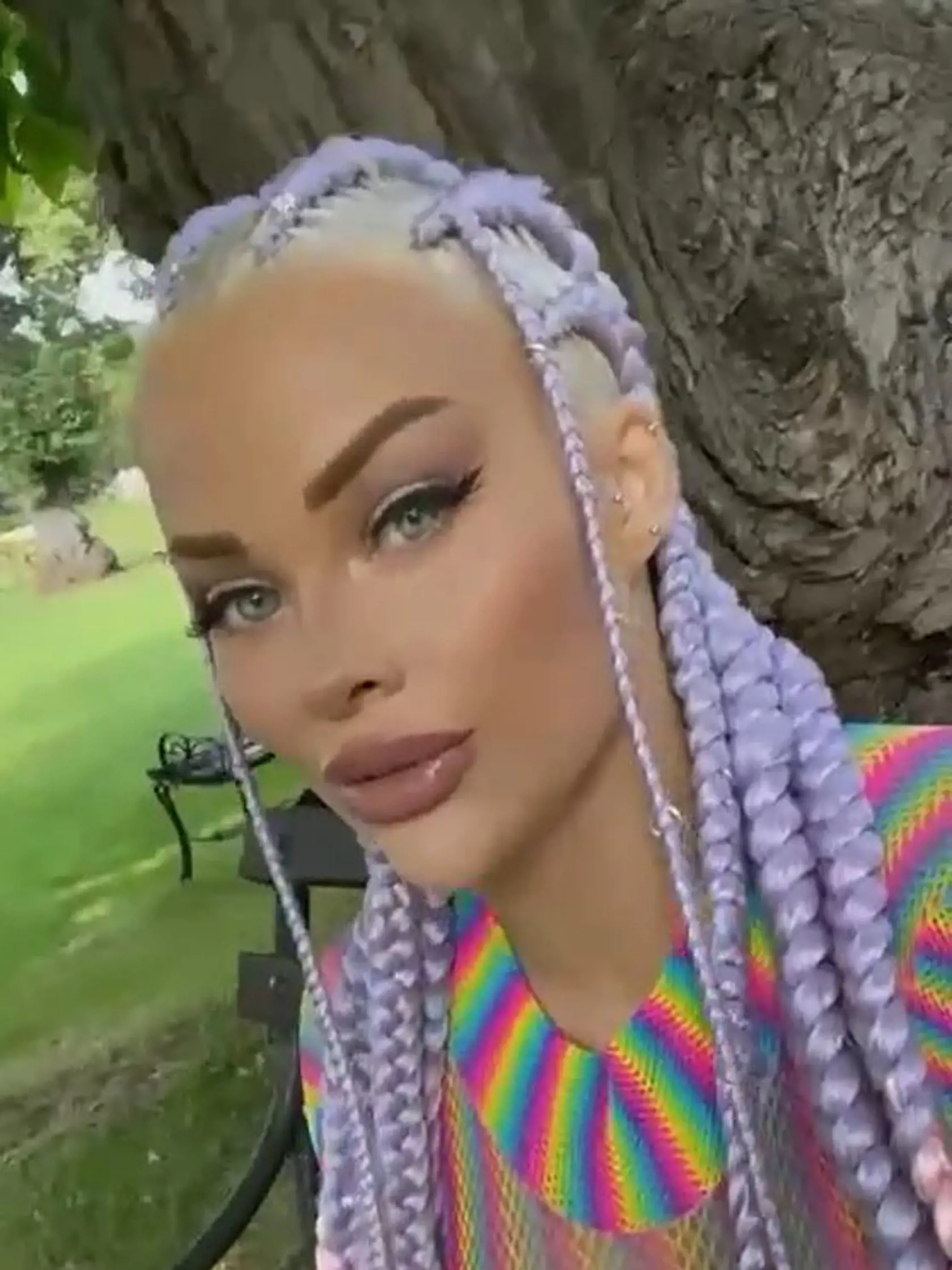 Blond hrivu vystriedali fialové zapletané copíky.
