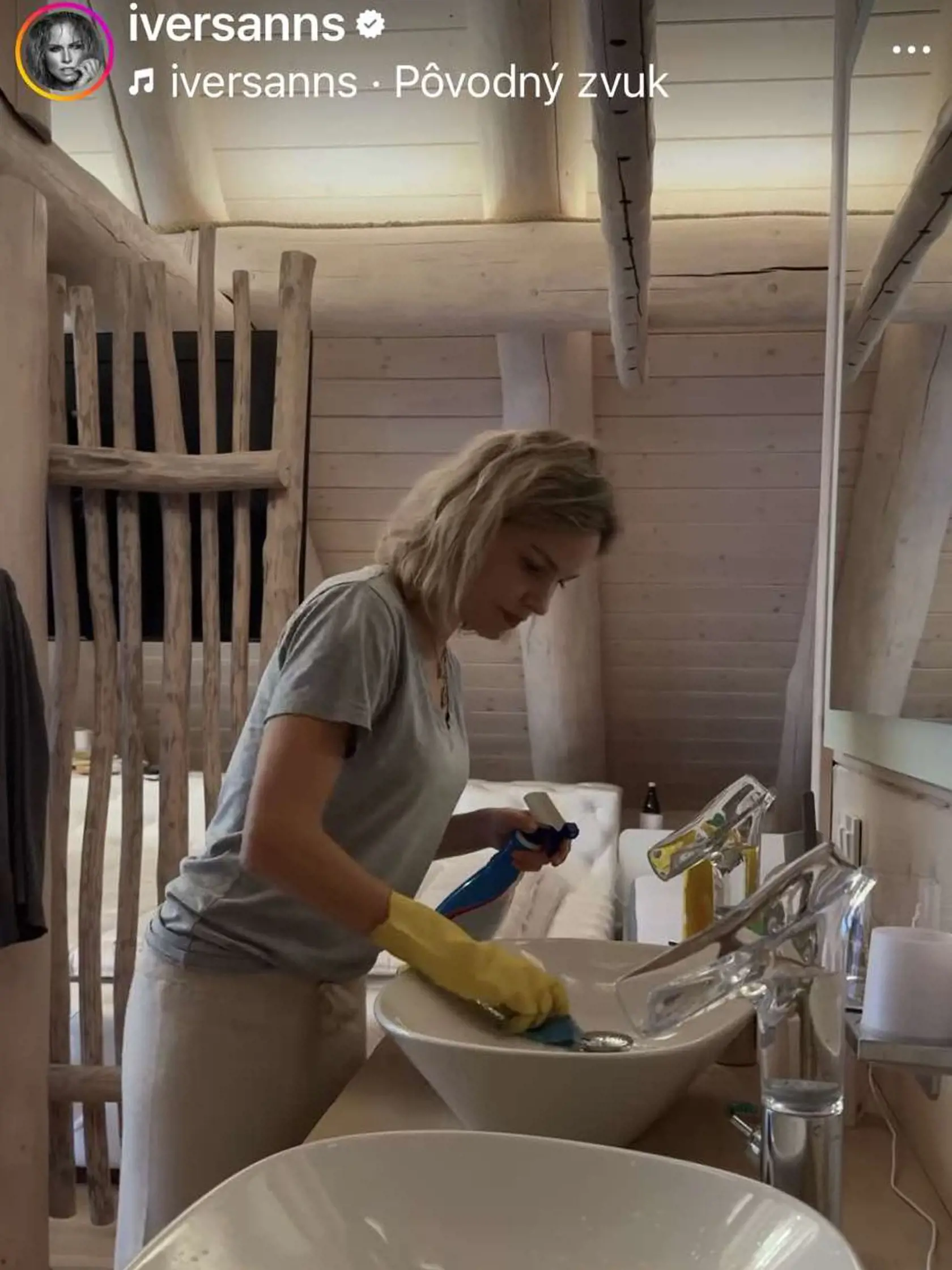 Ivana Gáborík sa pochválila novými zábermi z ich prepychovej chaty na Donovaloch. Hneď pri gauči majú umývadlá. 