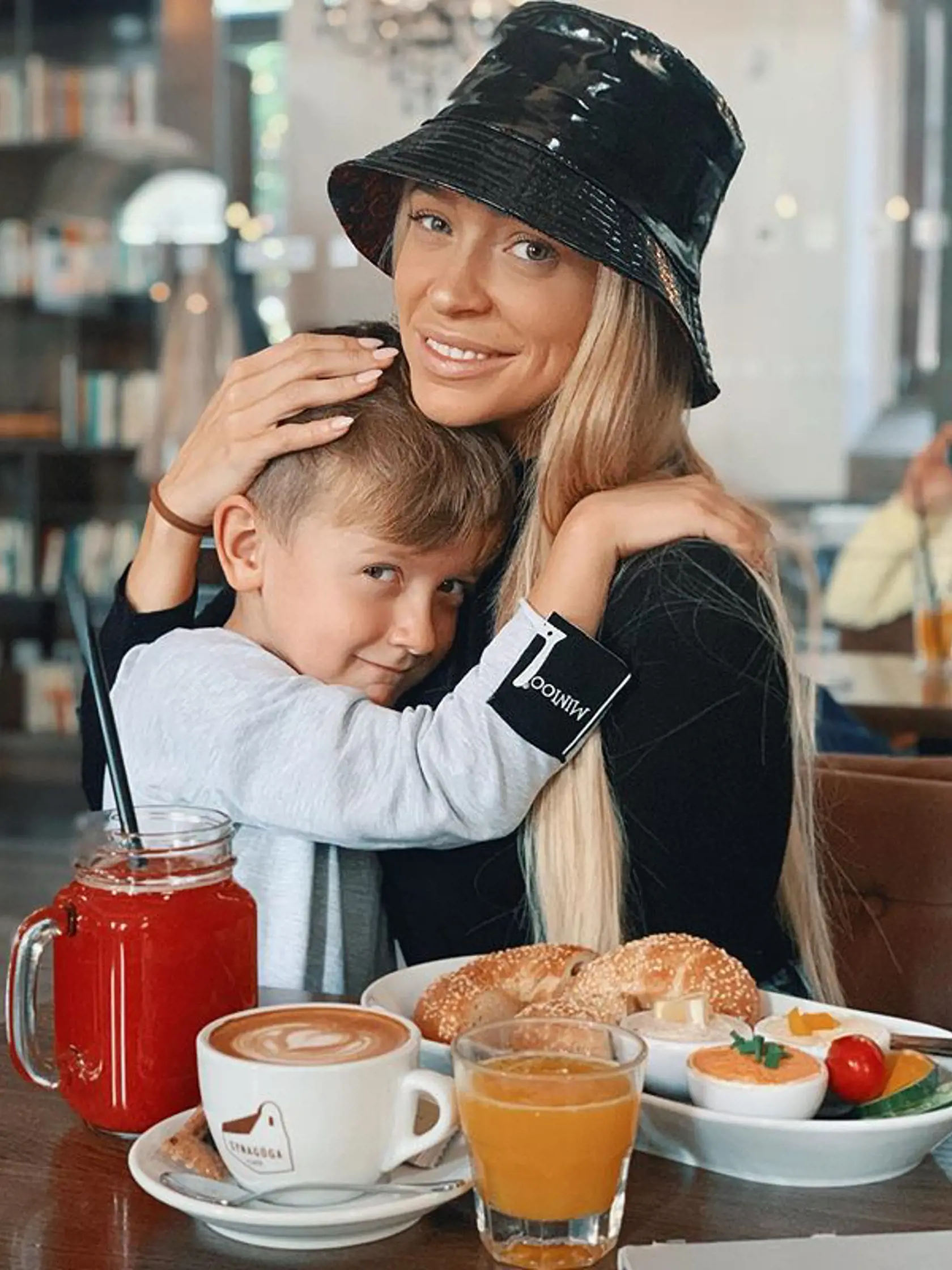 Dominika Mirgová so synom