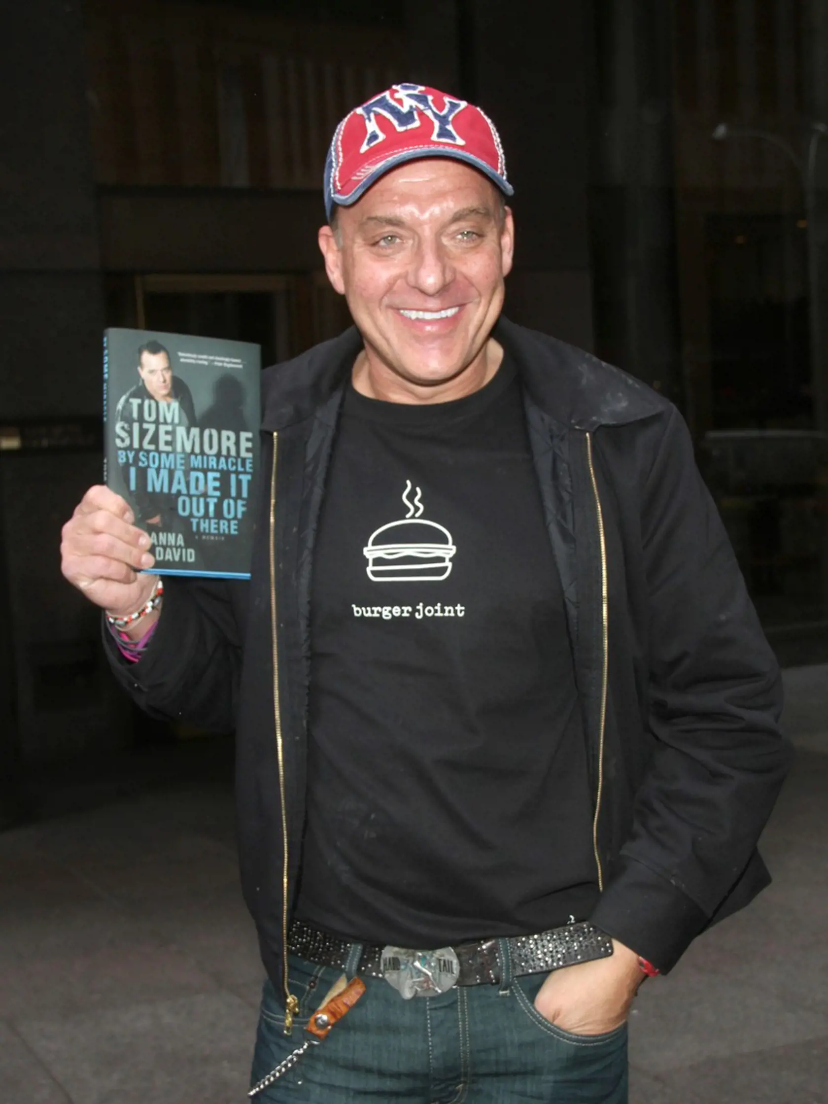 Americký filmový herec Tom Sizemore, ktorého pred dvoma týždňami hospitalizovali v kritickom stave po tom, ako vo svojom dome utrpel mozgovú aneuryzmu, zomrel v piatok vo veku 61 rokov.