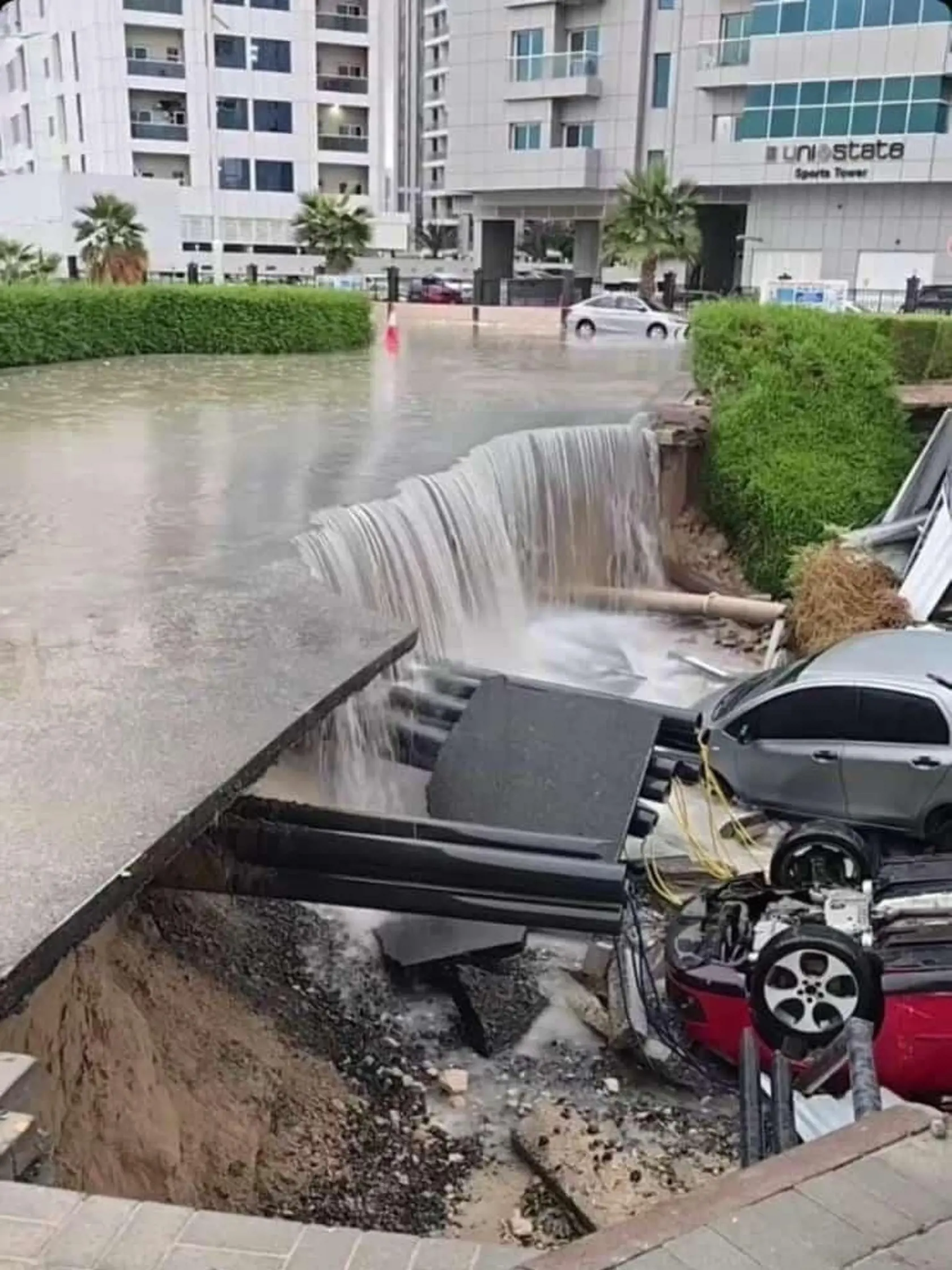 Miestne média označili silný dážď za "historickú poveternostnú udalosť", ktorá prekonala "všetko, čo bolo v krajine zdokumentované od začiatku meteorologických meraní v roku 1949".