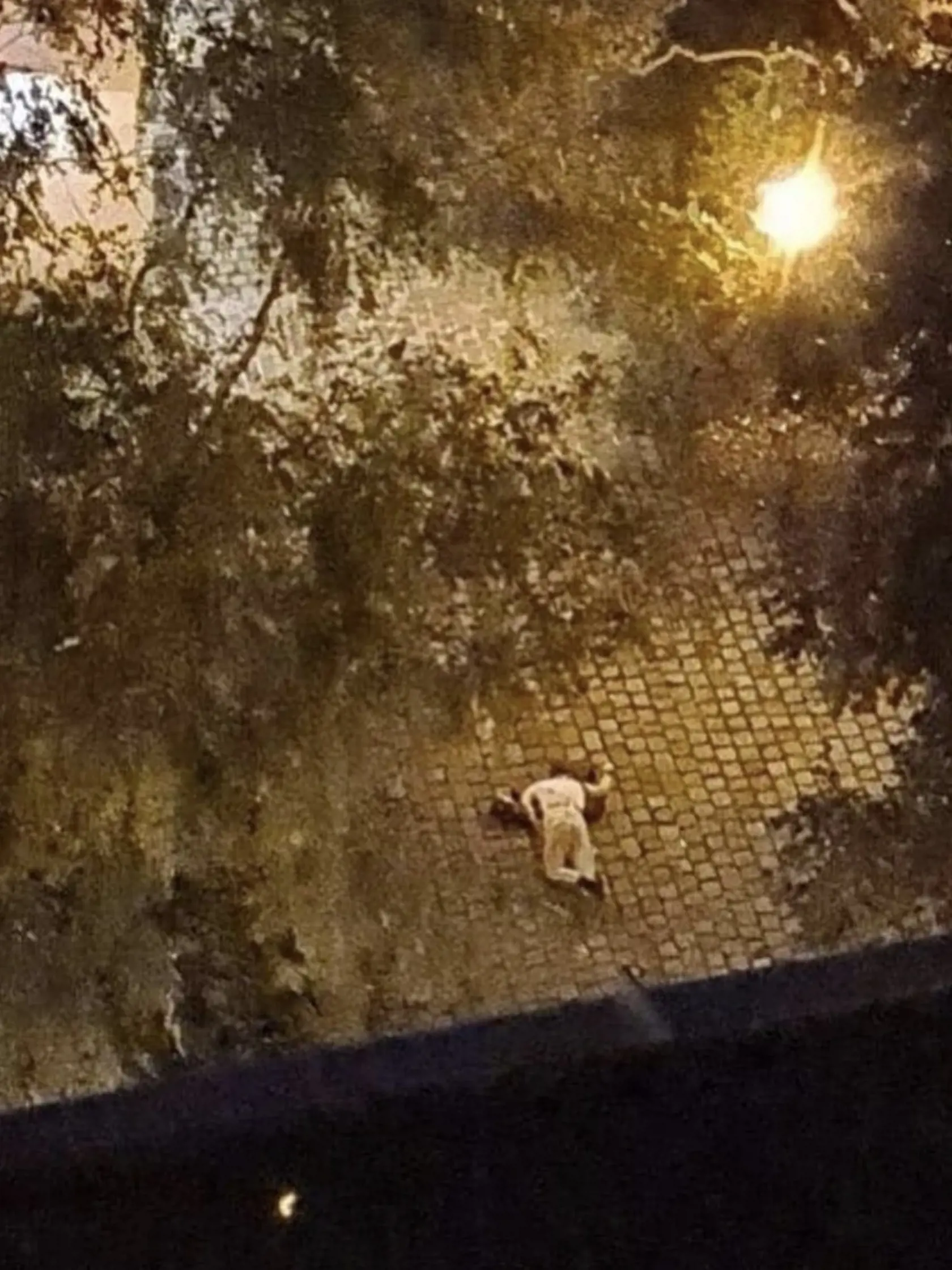 Polícia najmenej jedného teroristu zastrelila.
