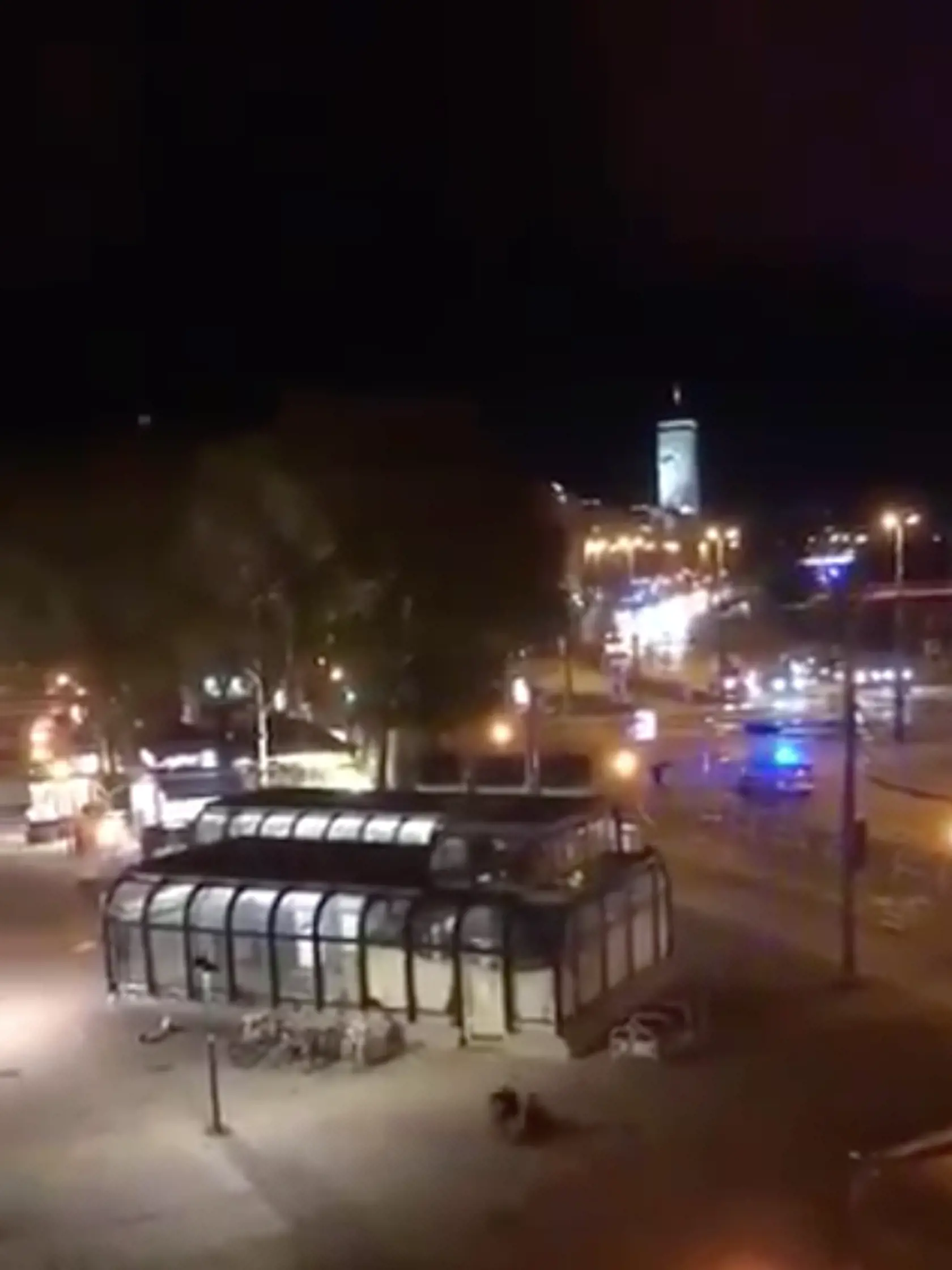 Na snímkach účastníci prestrelky vo Viedni. 
 Jeden človek streľbu neprežil, viacerí sú zranení.