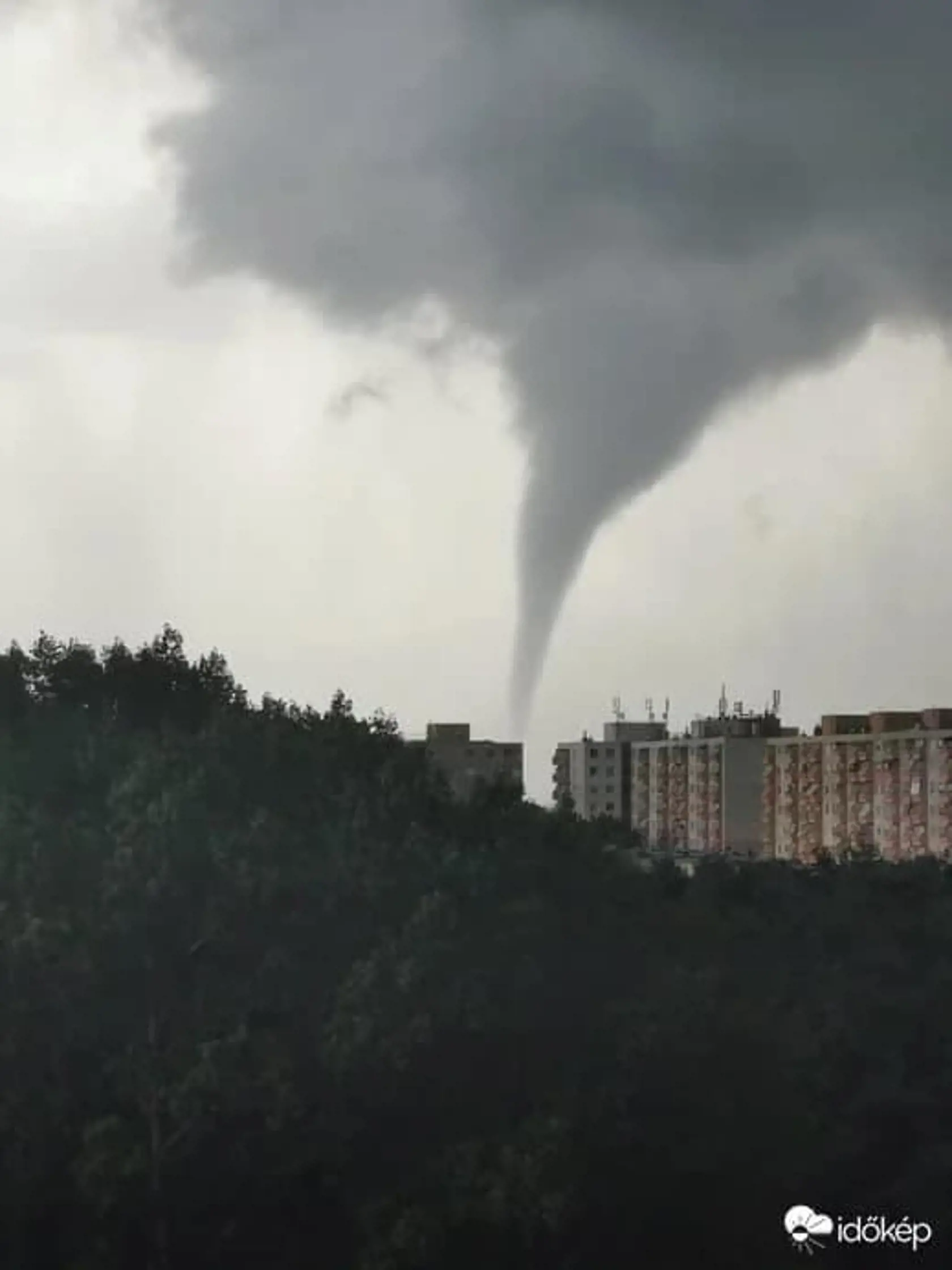 Asi 100 kilometrov od slovenských hraníc sa v nedeľu (6.6.) sformovalo tornádo. Vznikať začalo na rakúskych hraniciach a priblížilo sa k mestu Szombathely.