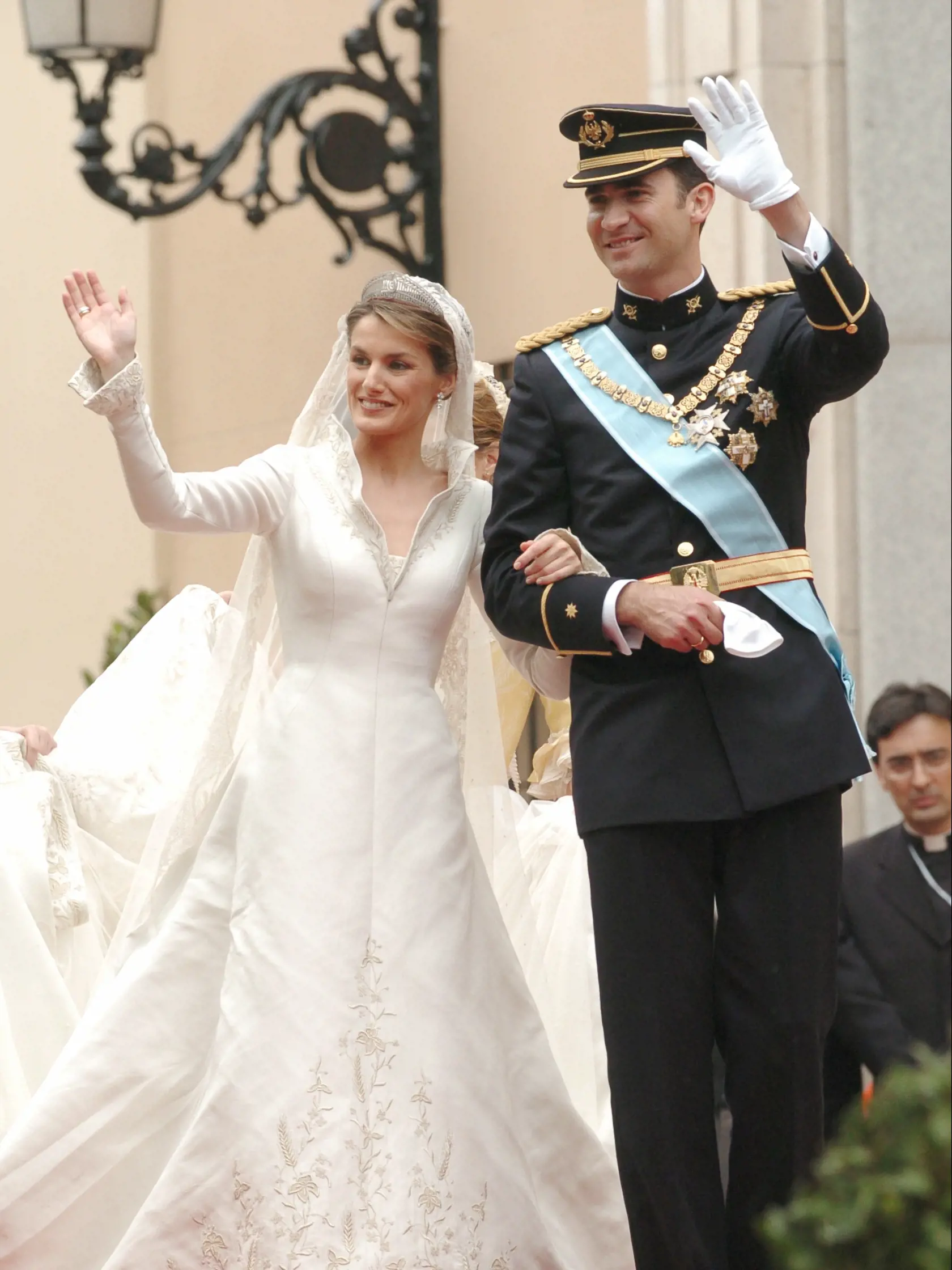 Novinárka Letizia Orti si zobrala princa Felipe v moderných šatách od Manuela Pertegaza.